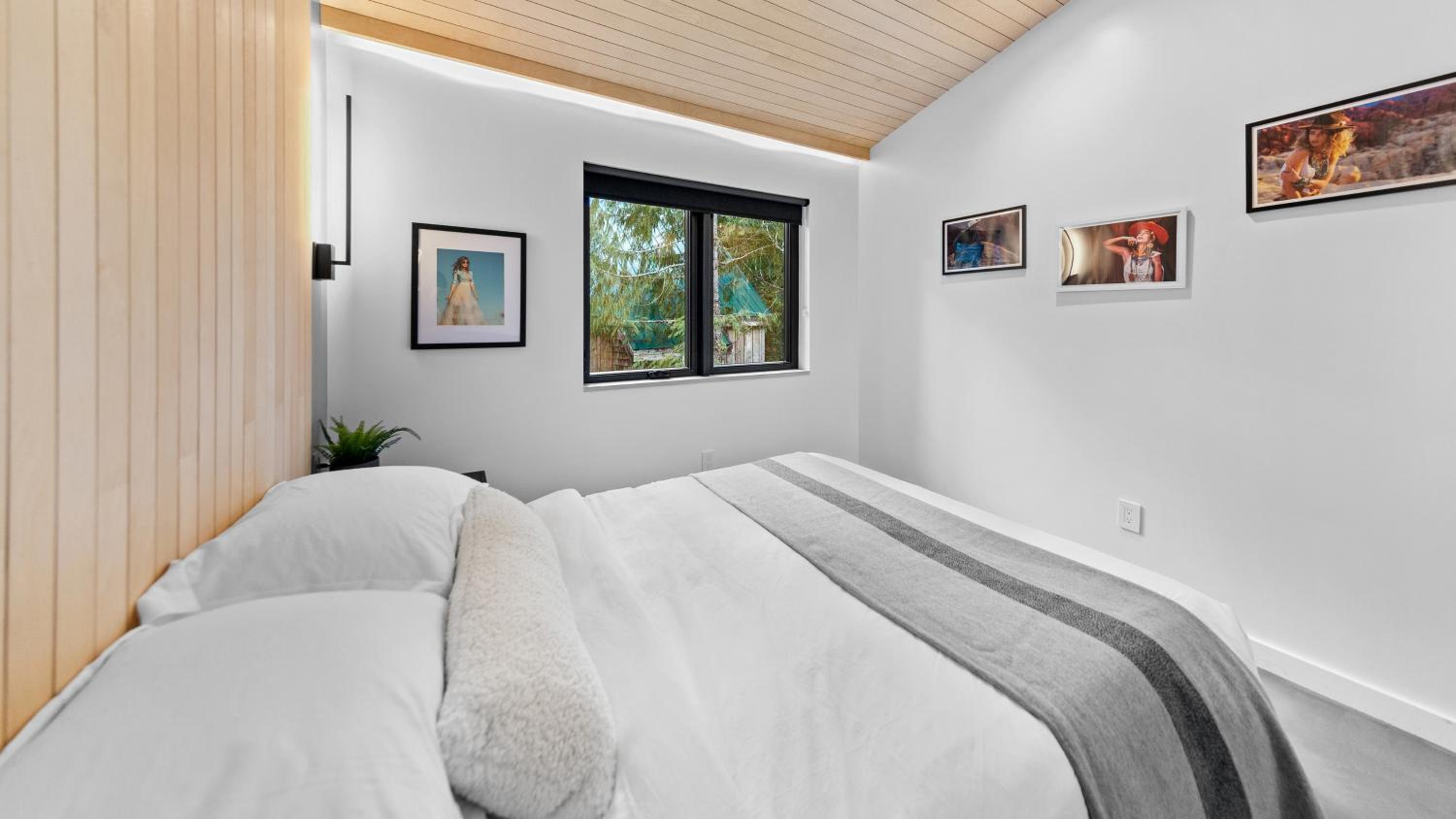 Six-Bedroom House photo 2