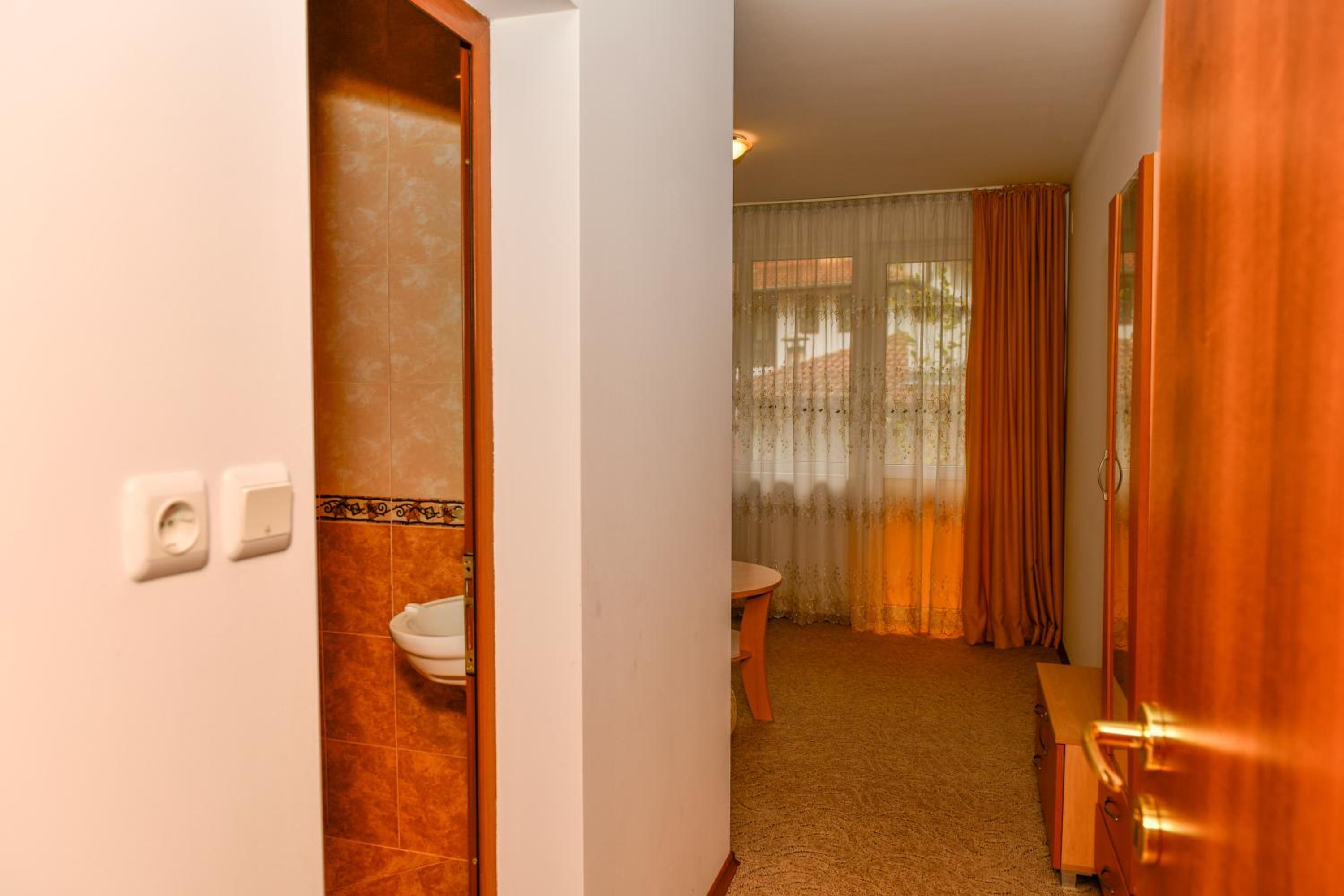 One-Bedroom Suite - Photo 11