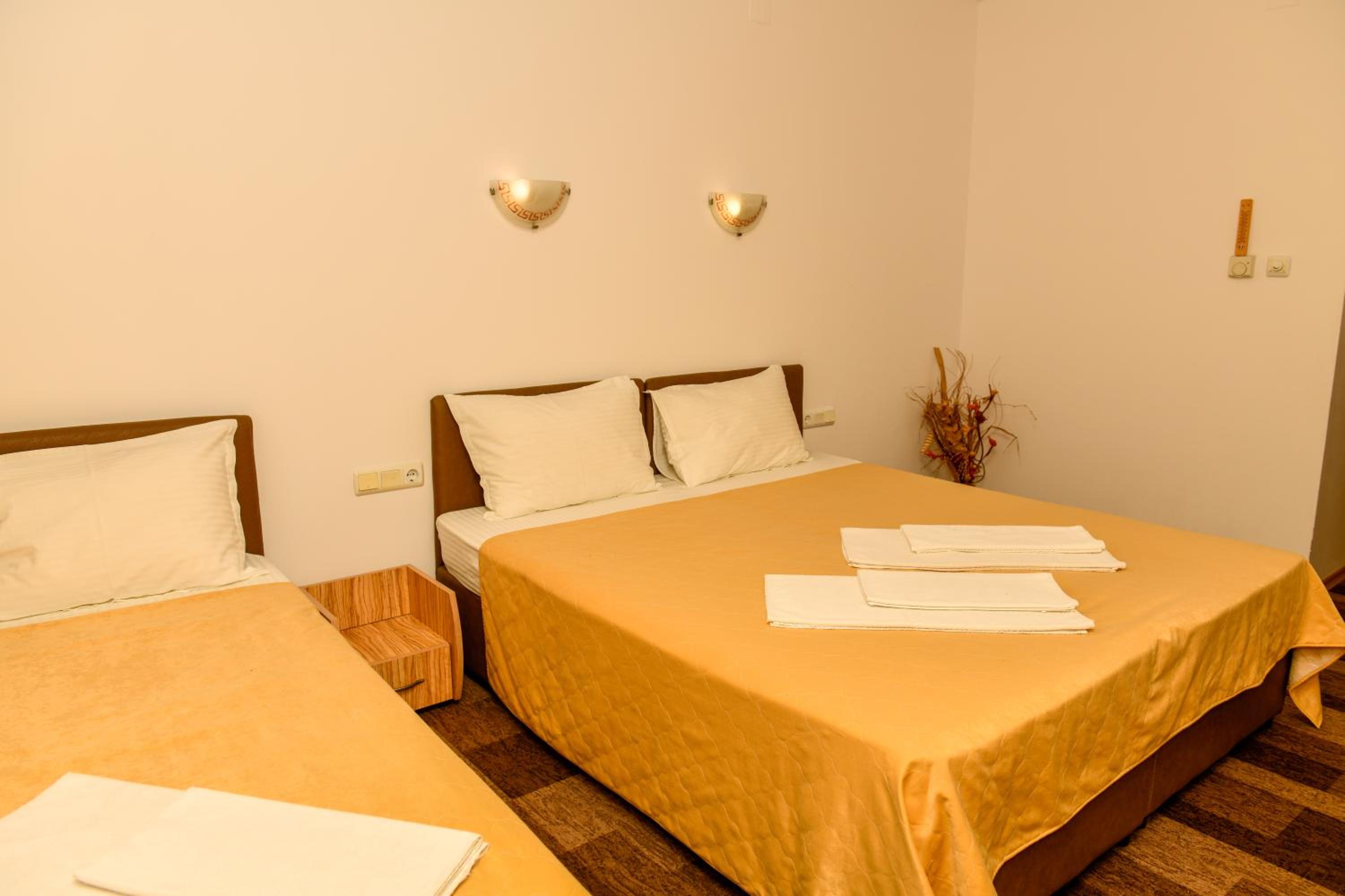 Double Room with Balcony (2 Adults + 1 Child) - Photo 1