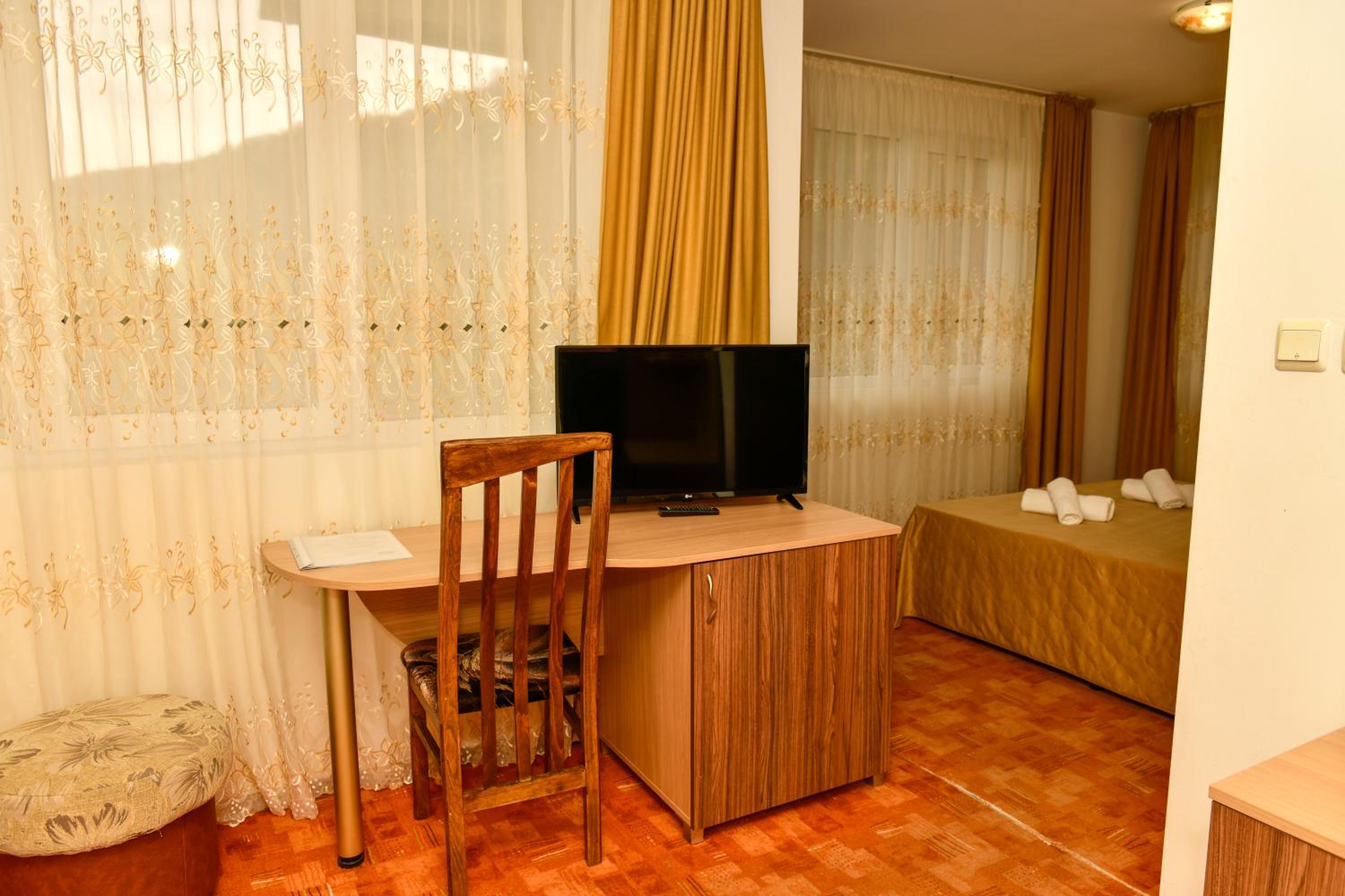 One-Bedroom Suite - Photo 7