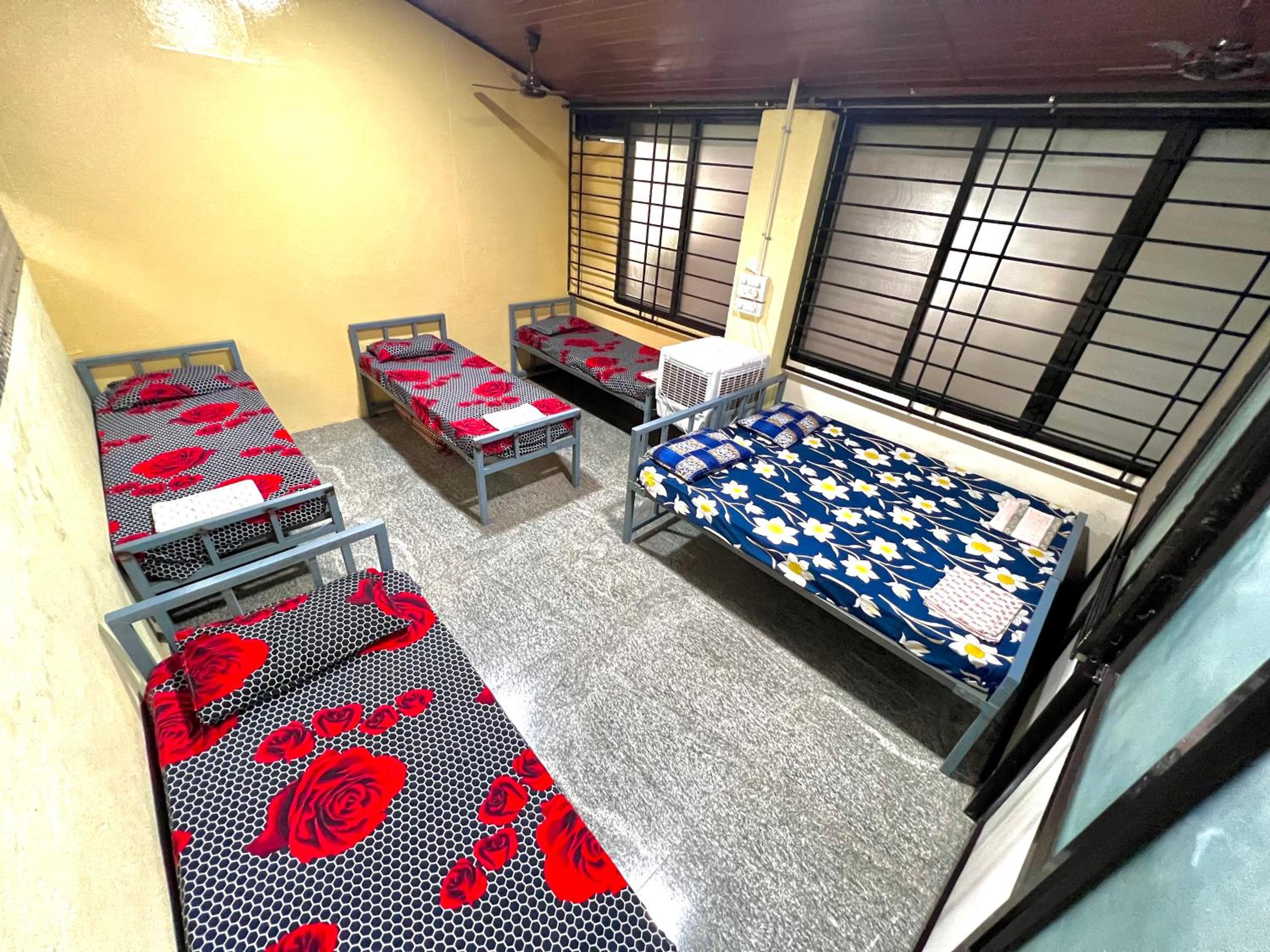 6-Bed Mixed Dormitory Room photo 1