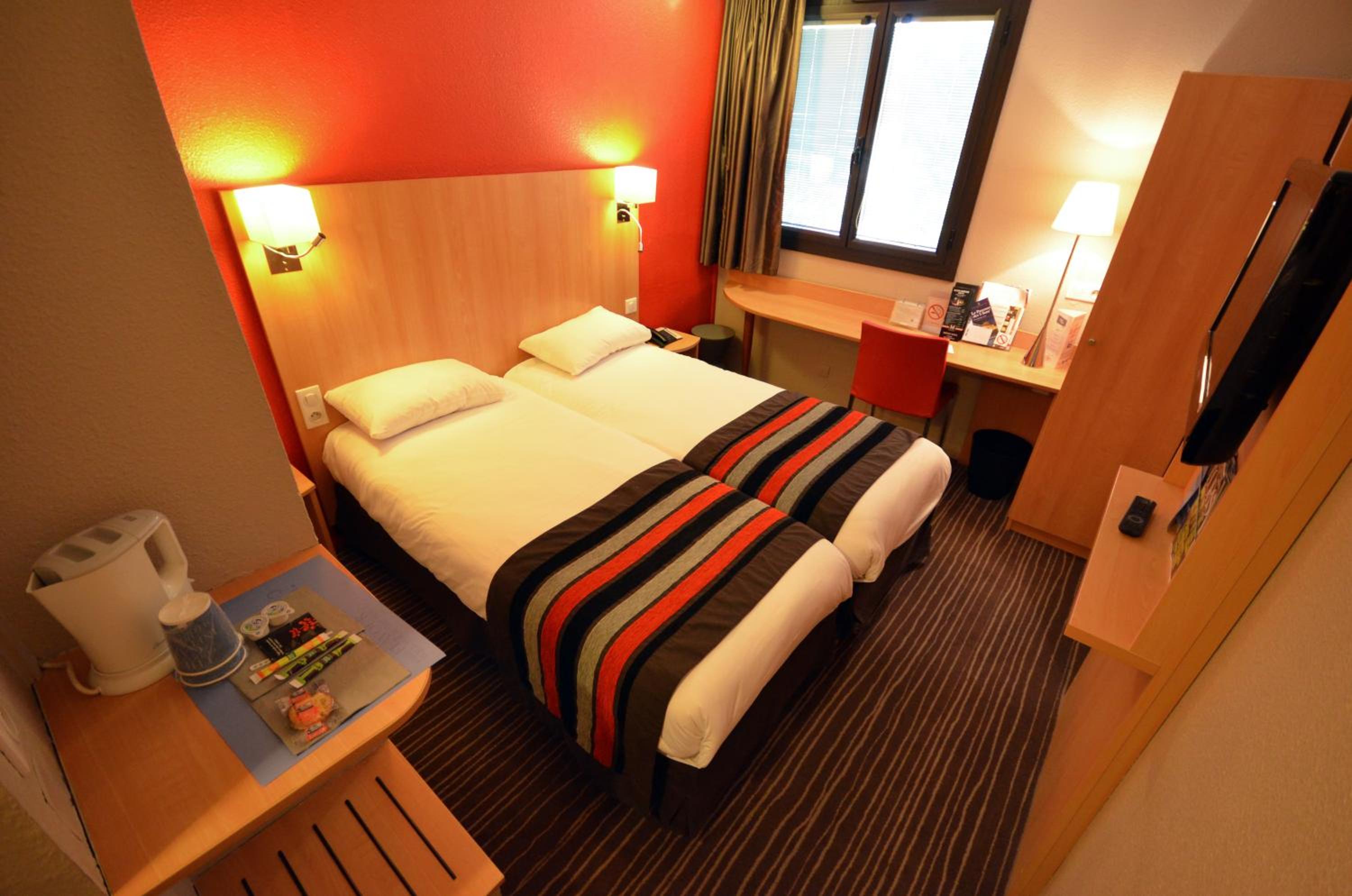 Standard Double Room - Photo 17