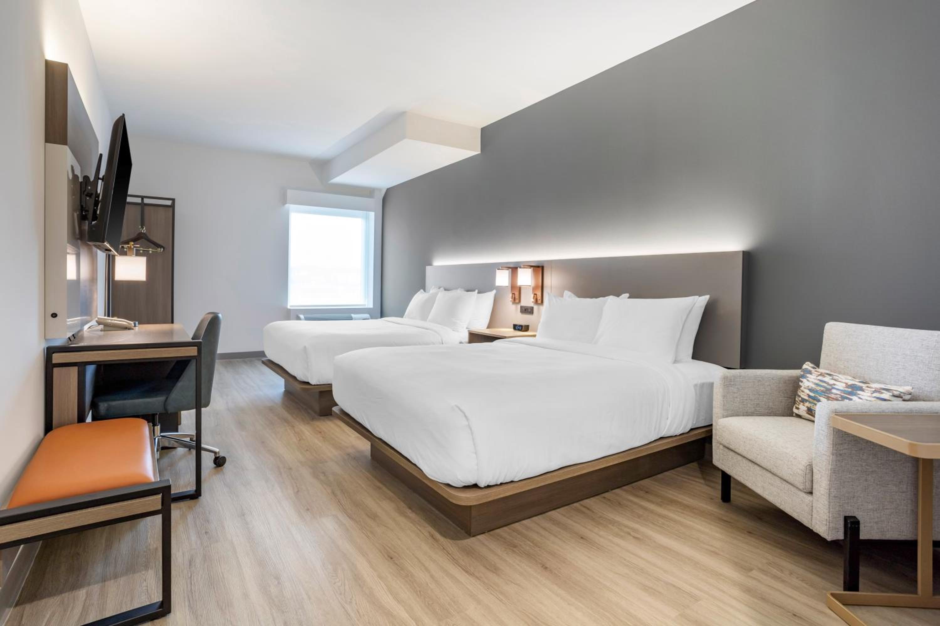 Quadruple Room with Two Queen Beds - Non Smoking photo 1