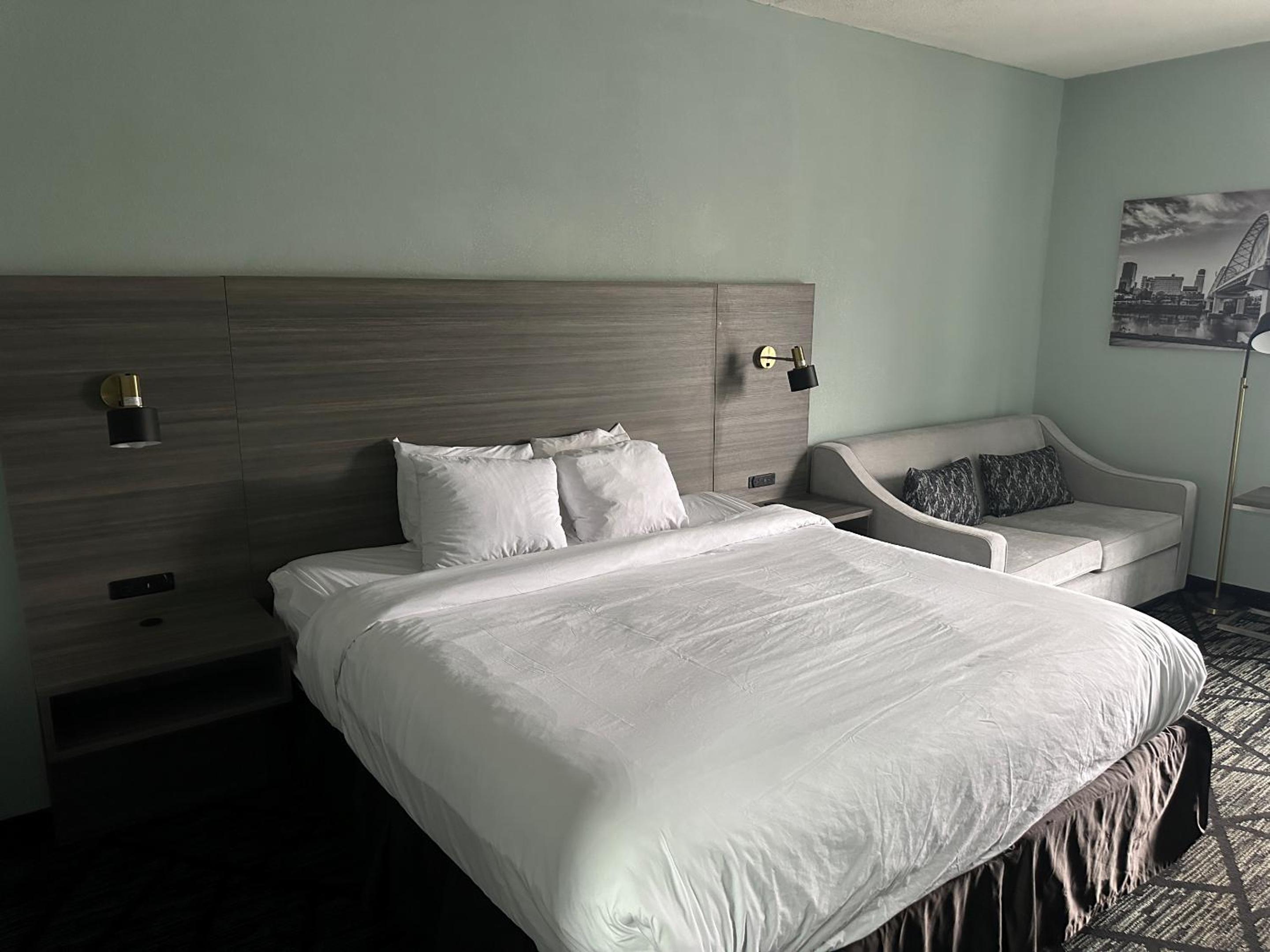 King Room - Non-Smoking - Photo 8