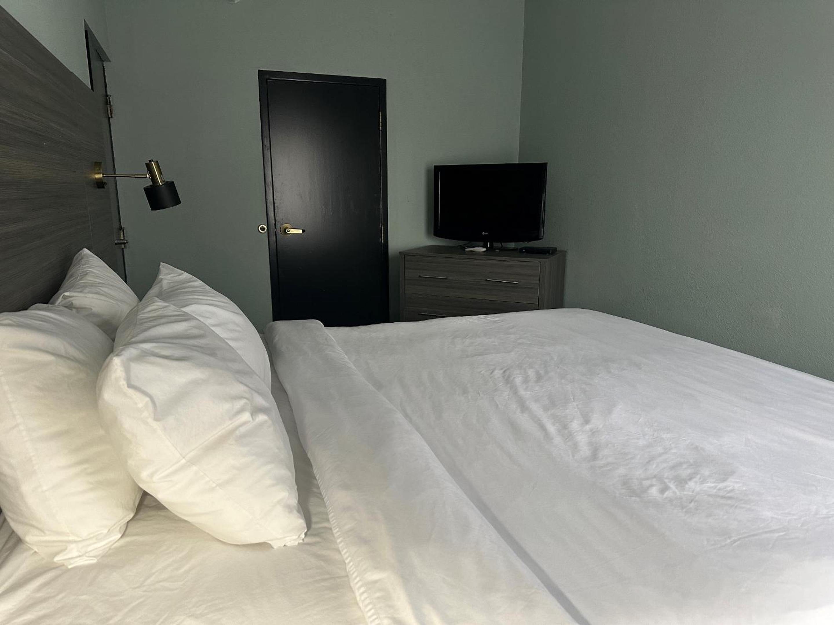 One-Bedroom King Suite - Non-Smoking - Photo 3