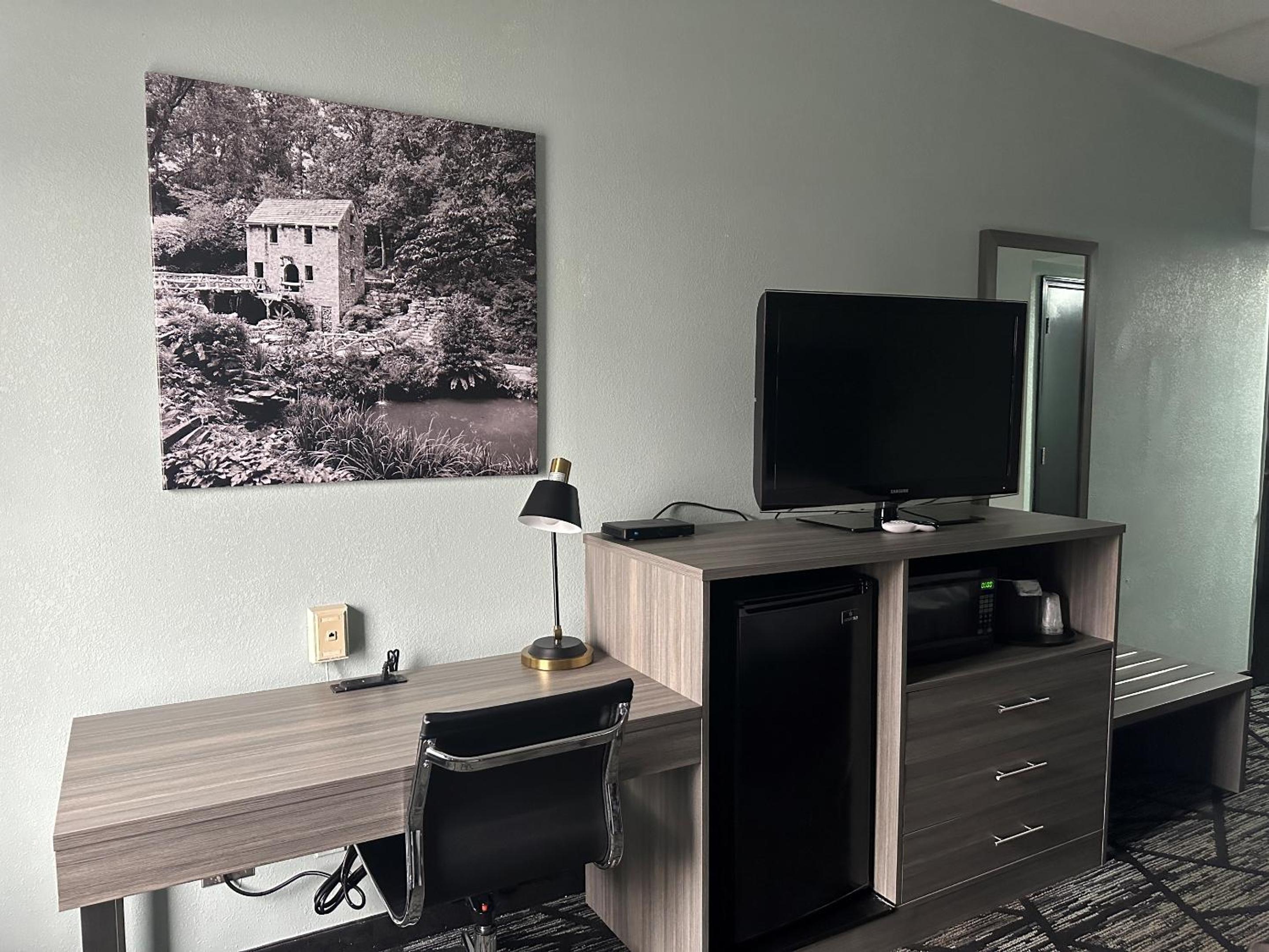King Room - Non-Smoking - Photo 3