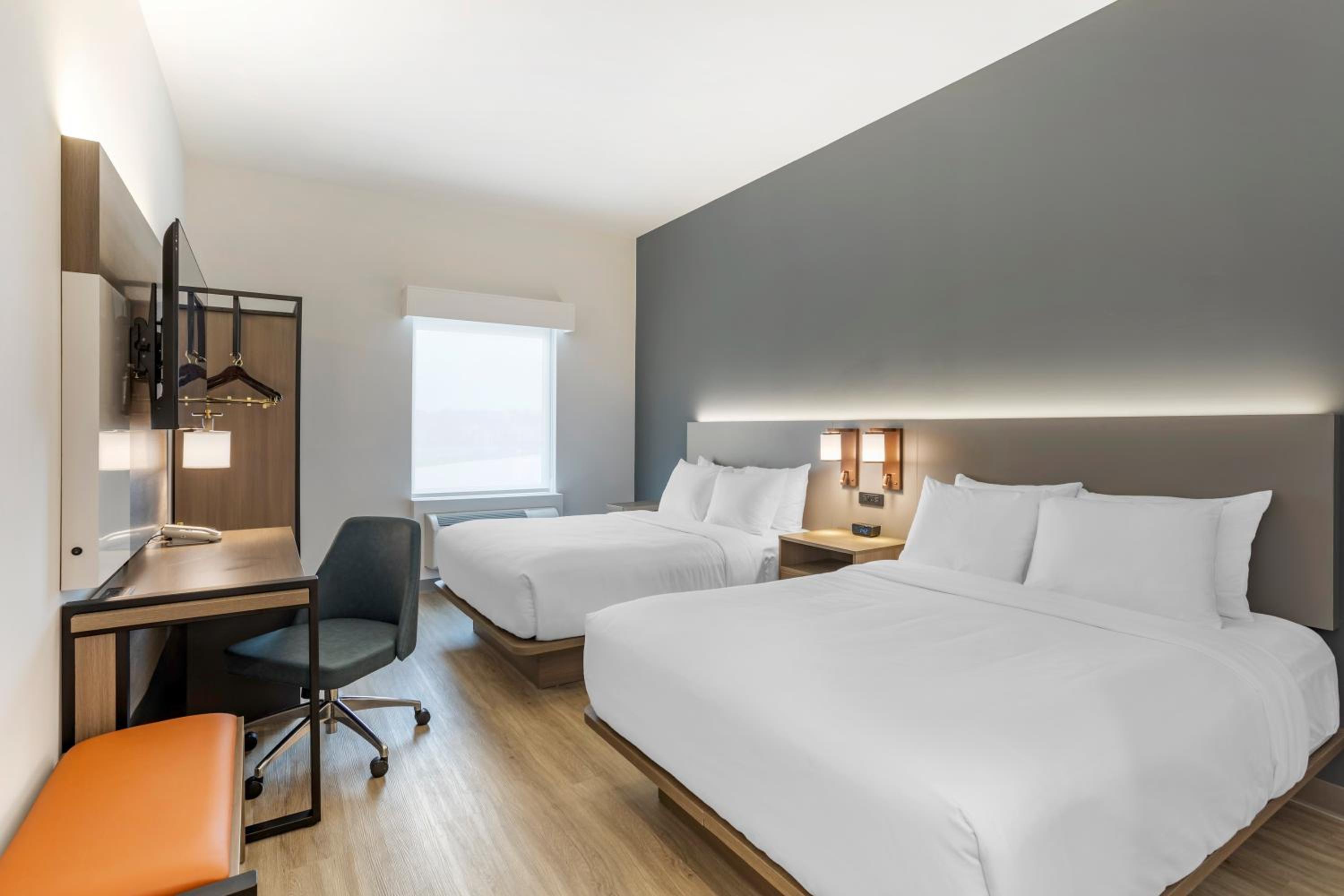 Quadruple Room with Two Queen Beds - Non Smoking photo 3