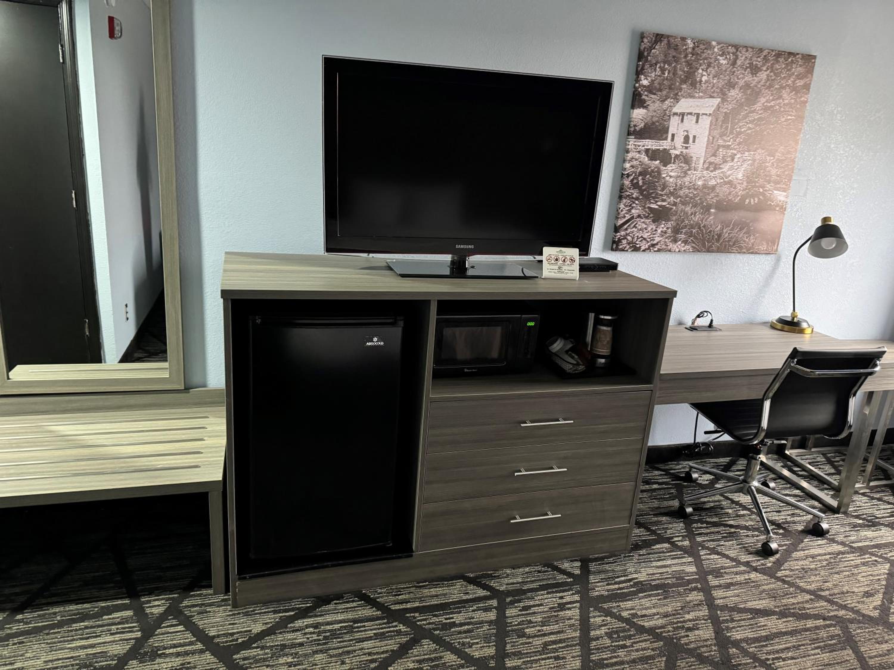 King Room - Non-Smoking - Photo 7