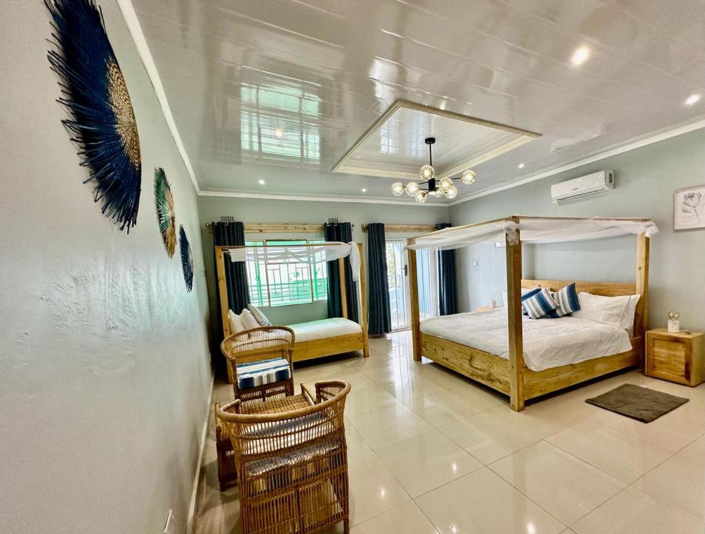 Family Room with Lake View photo 1