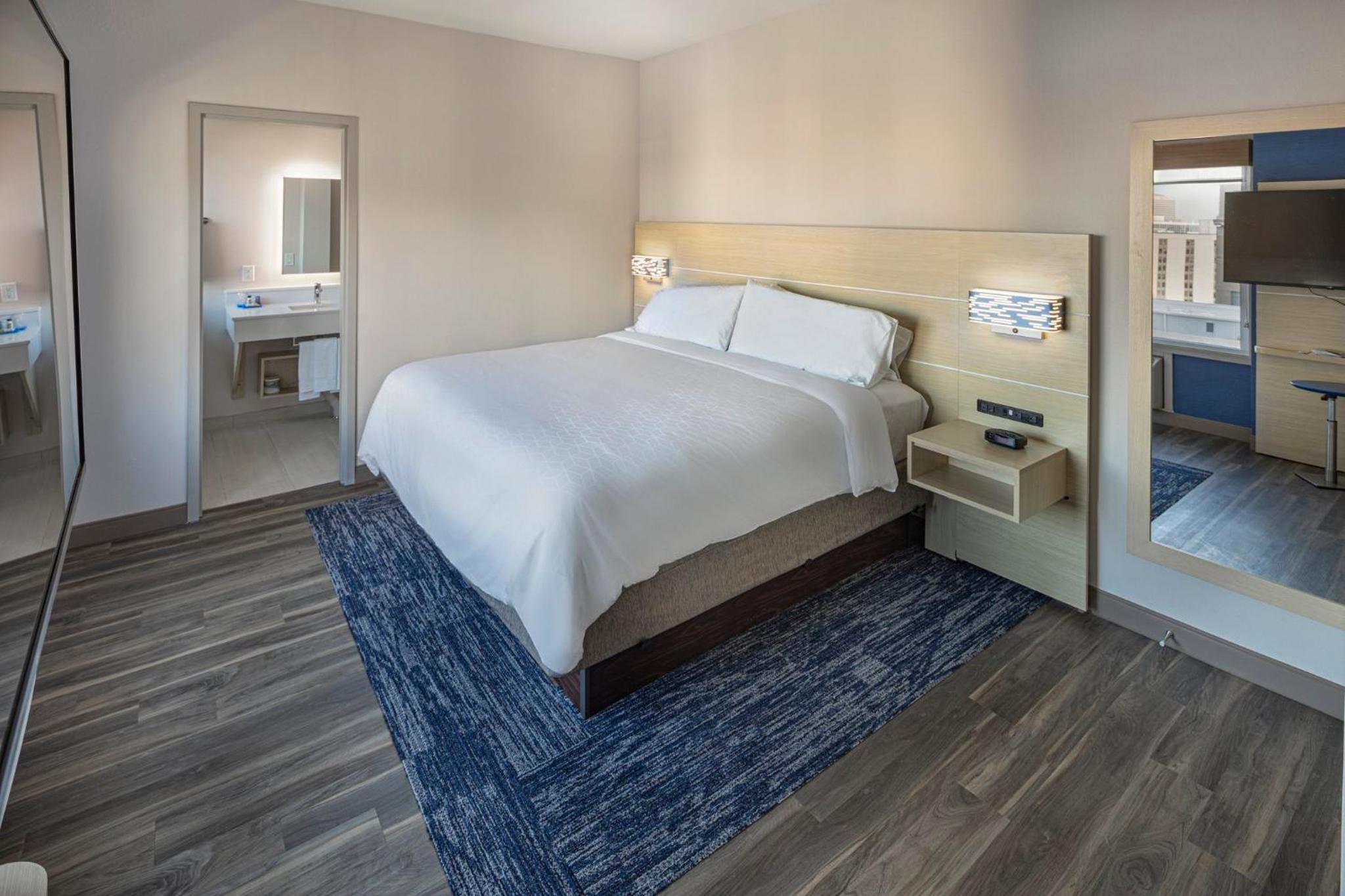 Standard King Room - High Floor - Photo 1