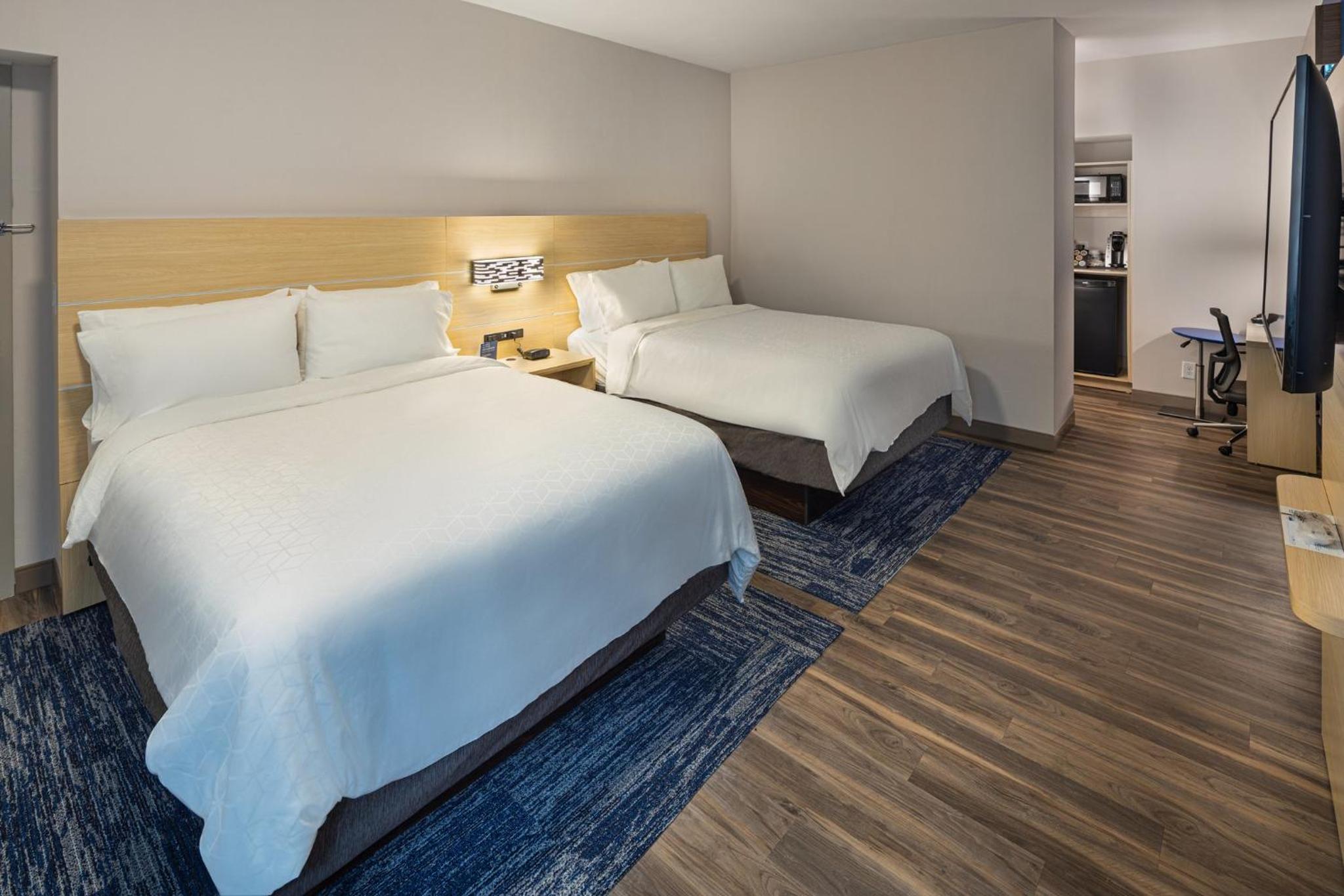 Standard Queen Room with Two Queen Beds - High Floor - Photo 3