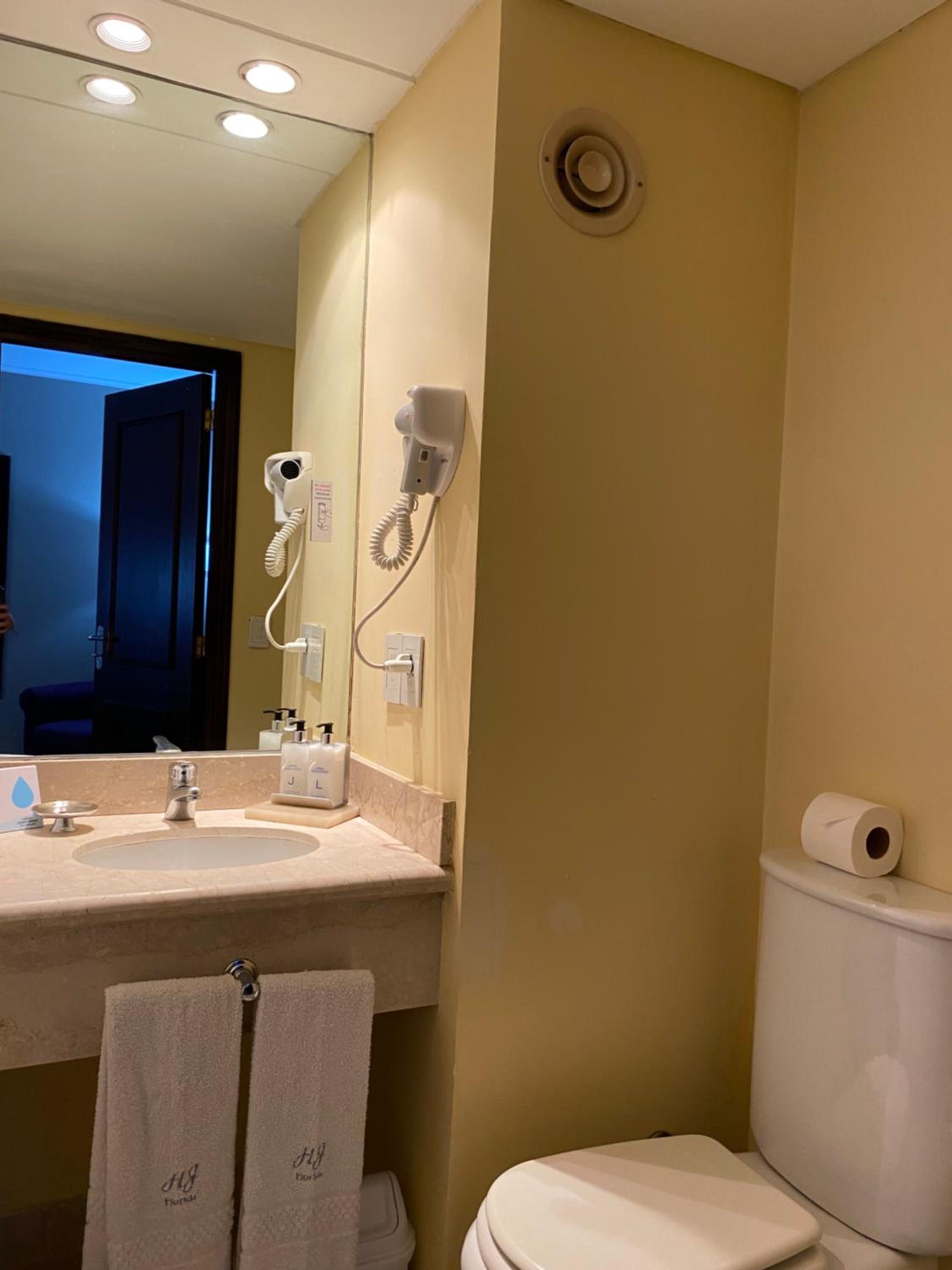 Standard Queen Room thumbnail 5