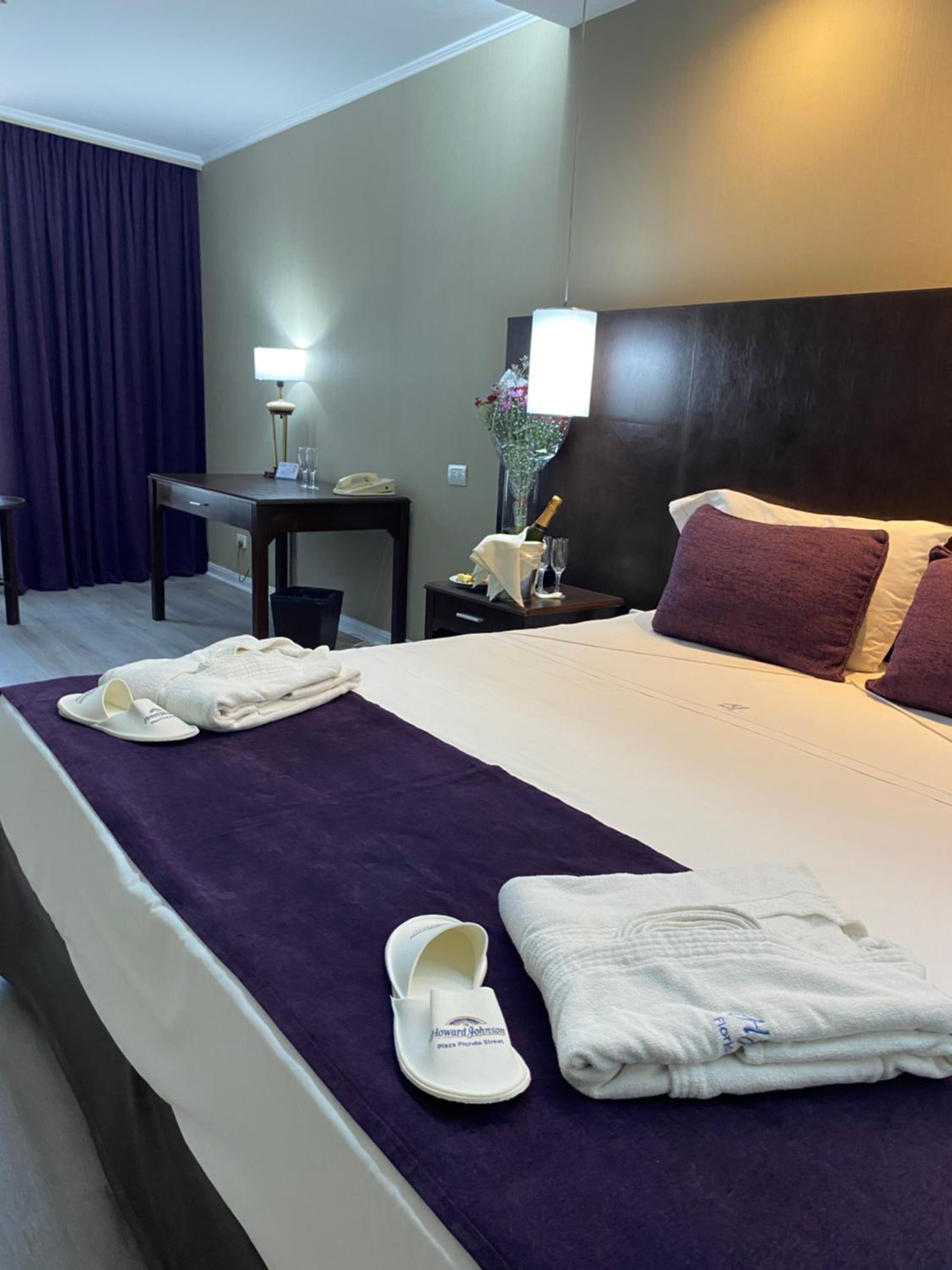 Superior King Room thumbnail 5