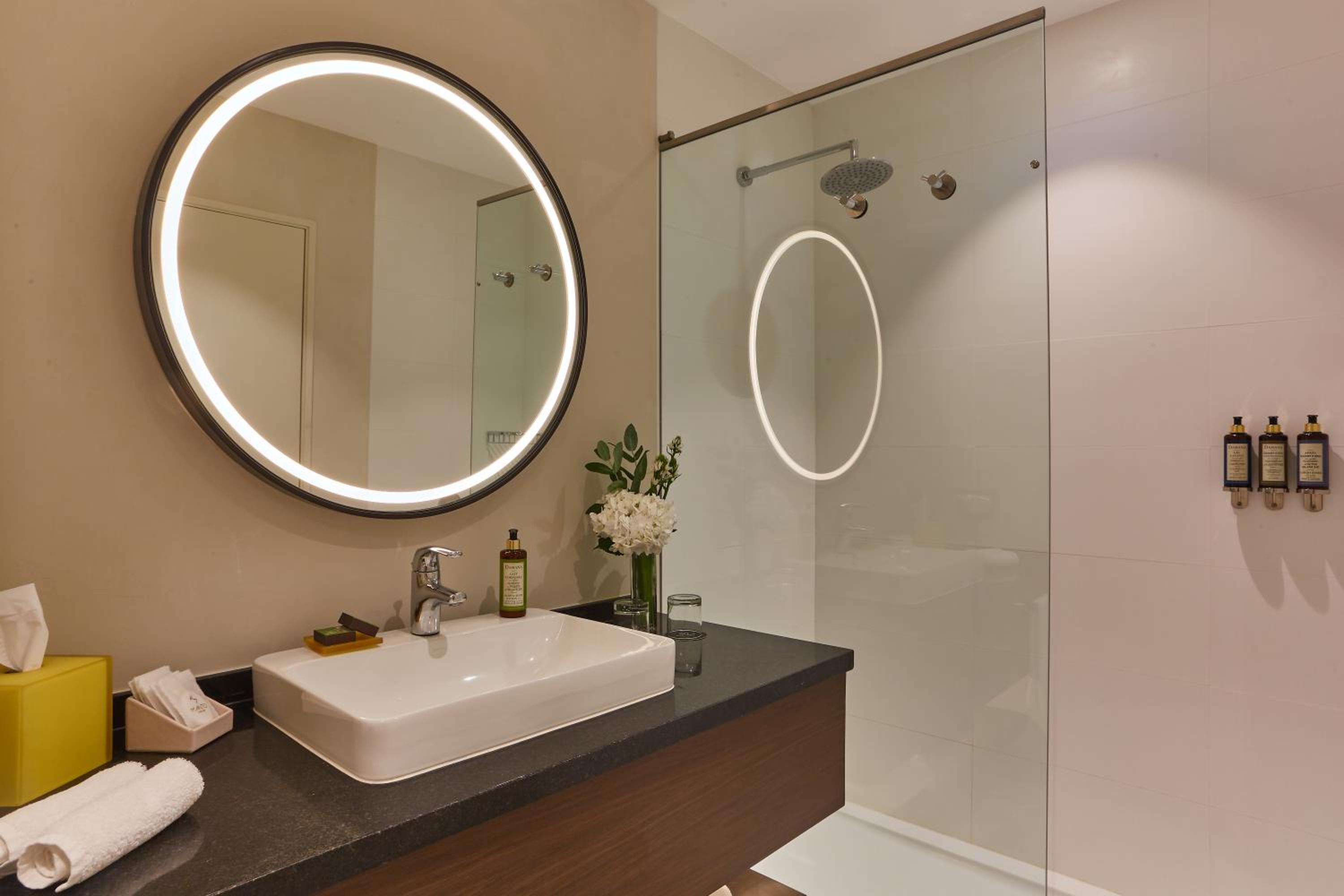 Deluxe King Room - Photo 18