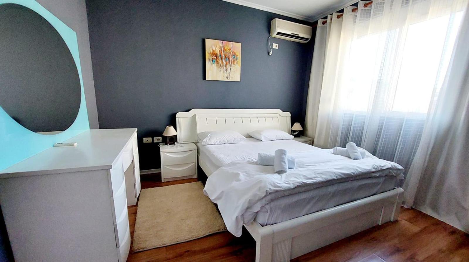 Deluxe King Suite photo 1