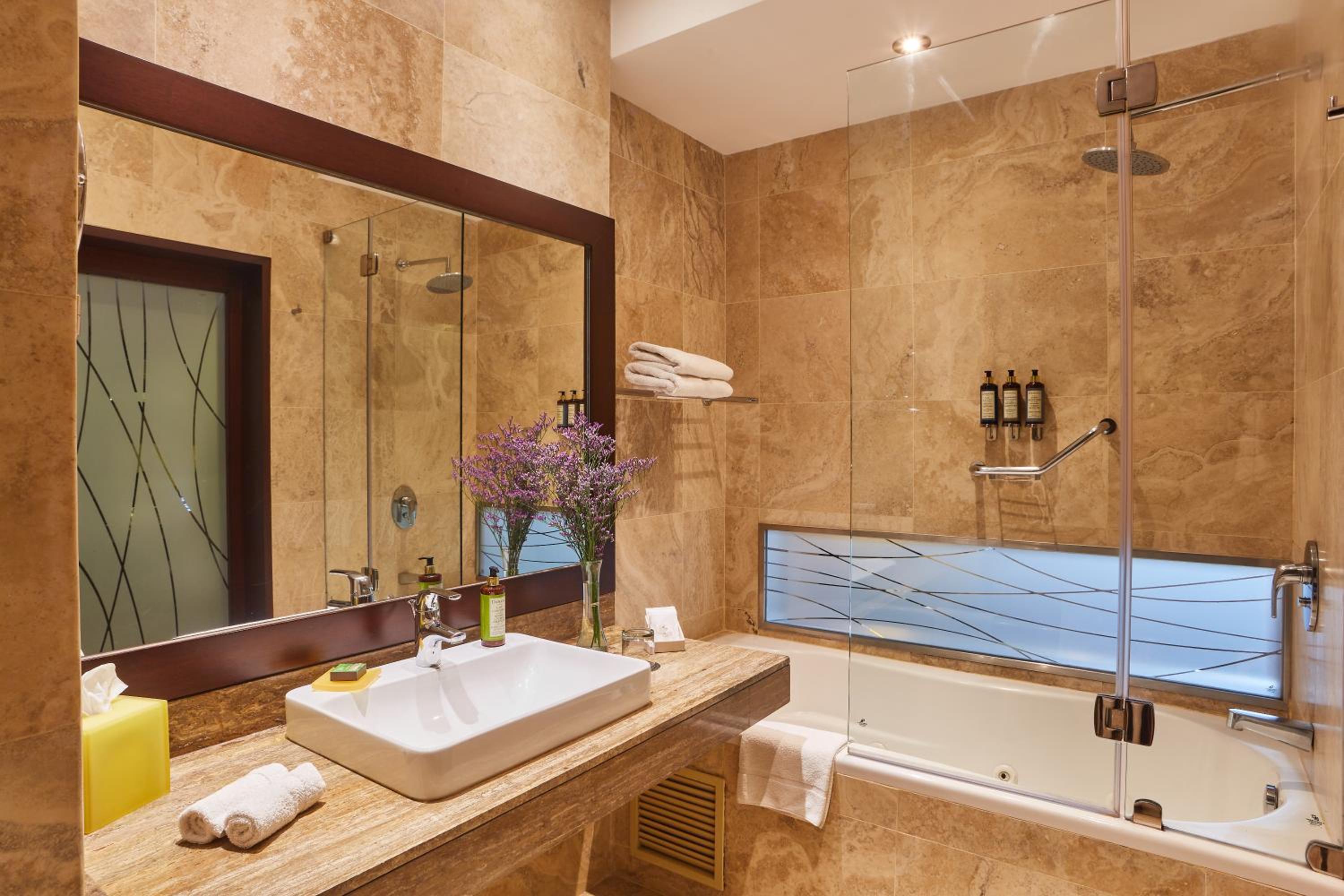 Superior King Room - Photo 9