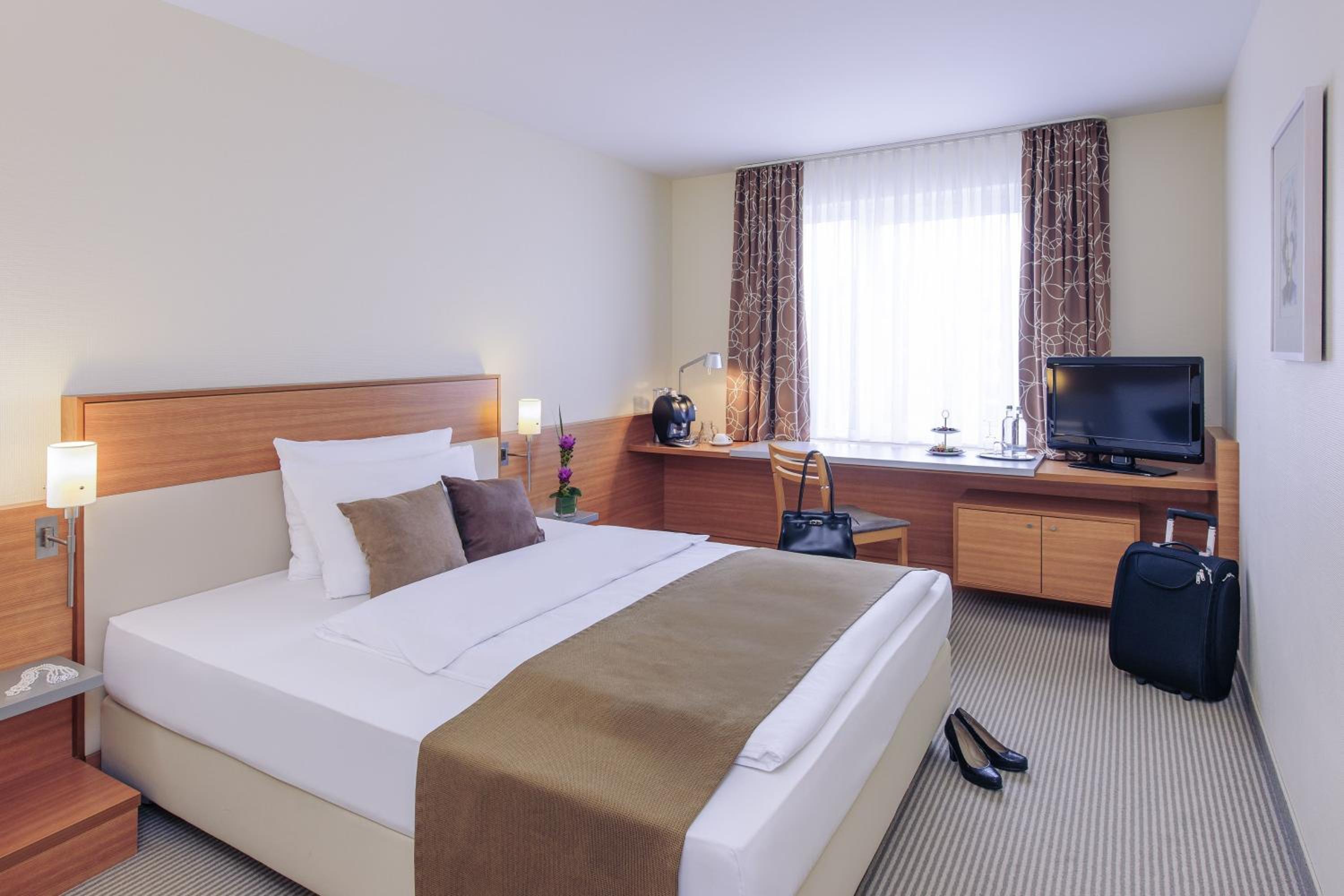 Standard Double Room - Non-Smoking - Photo 2