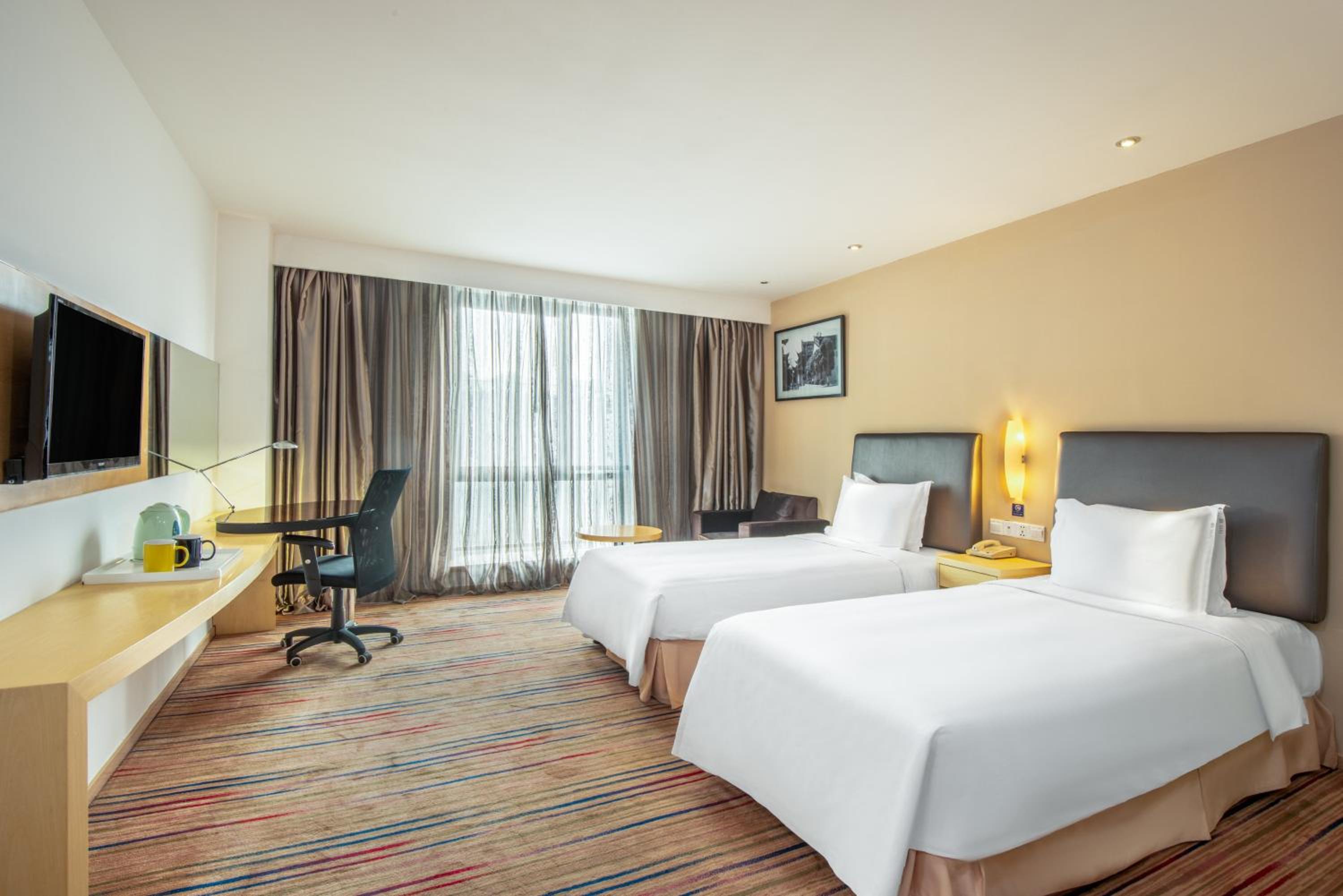 Standard Queen Room with Queen and Single Bed photo 3