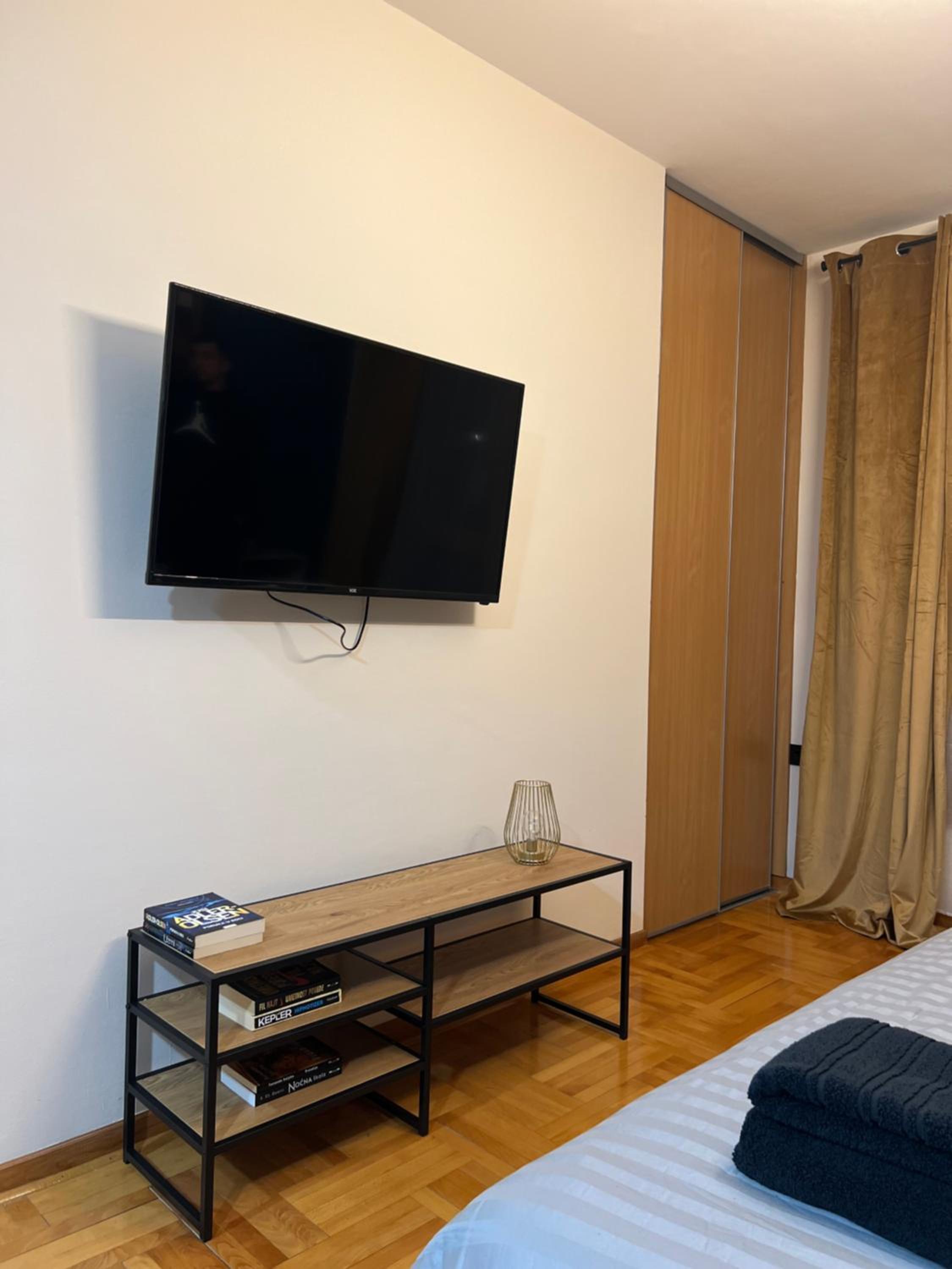 One-Bedroom Apartment photo 2