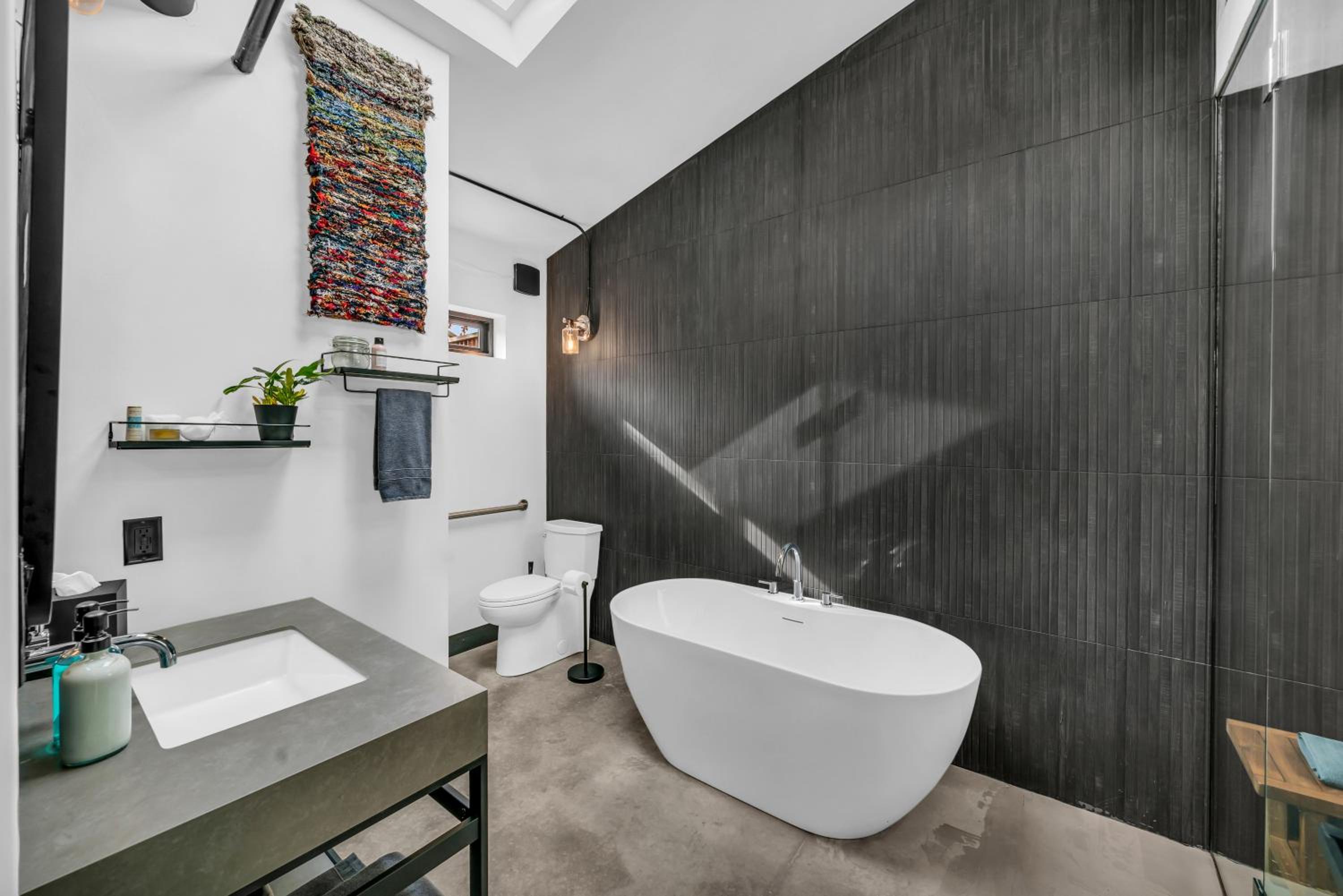 One-Bedroom House - Photo 2