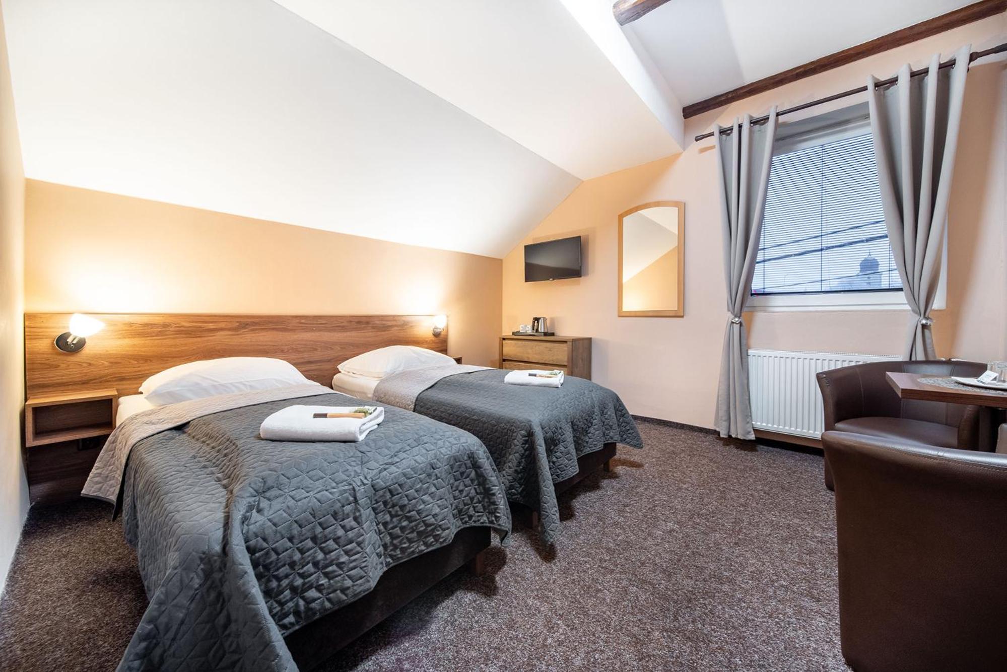 Twin Room - Photo 7