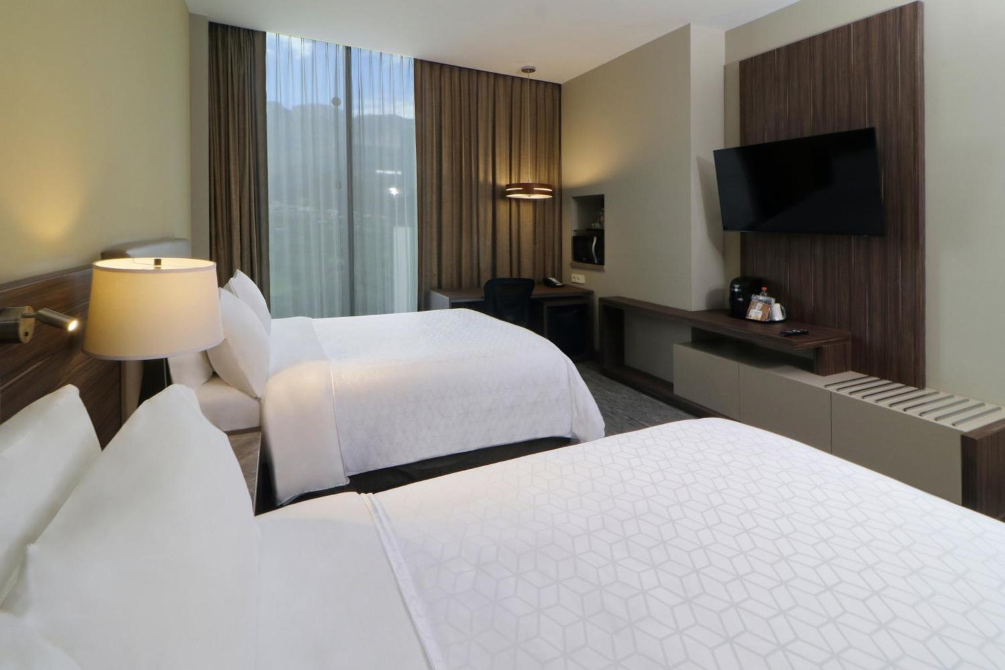 King Suite with Mountain View - High Floor thumbnail 5