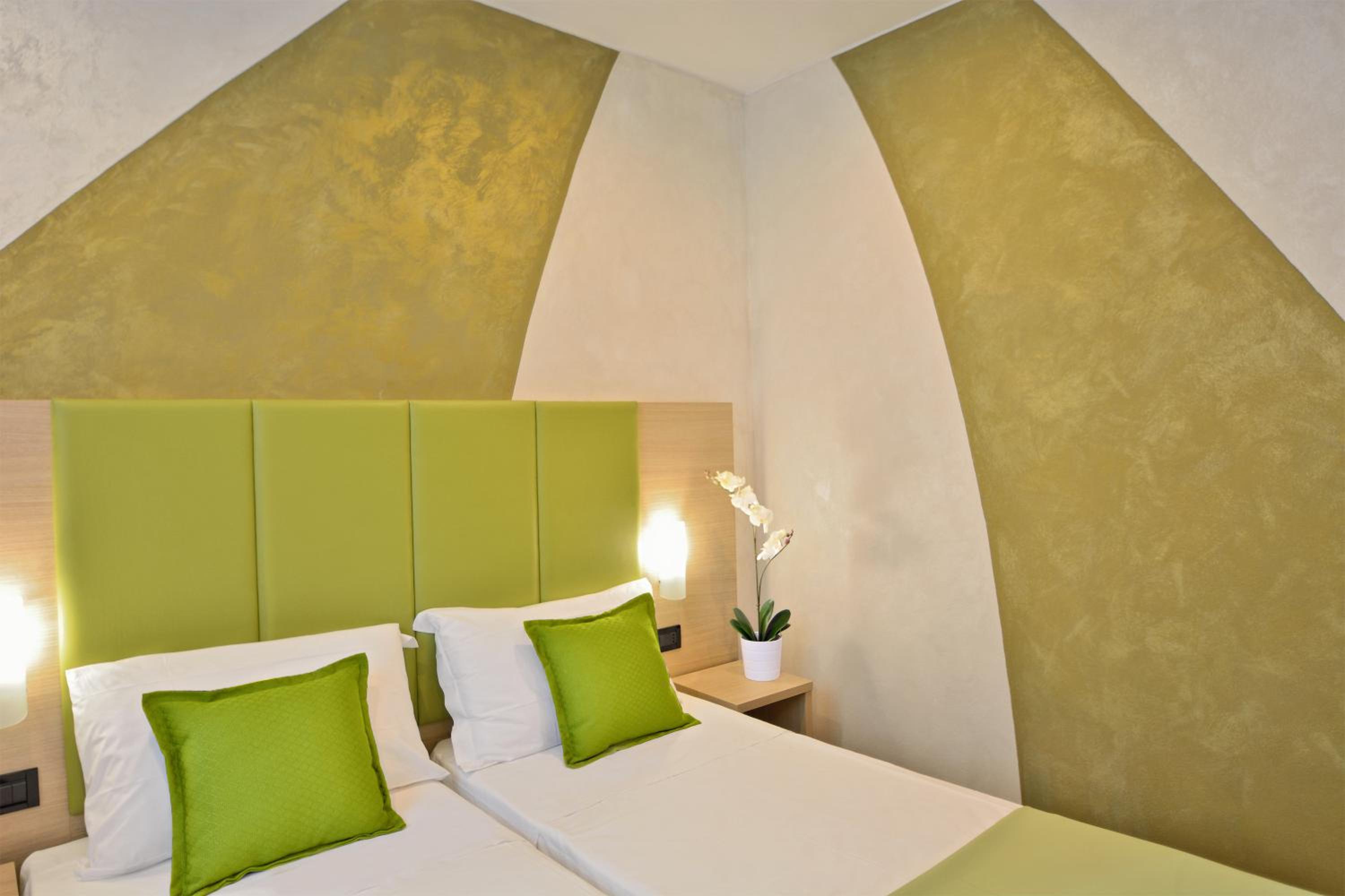 Classic Double or Twin Room thumbnail 5