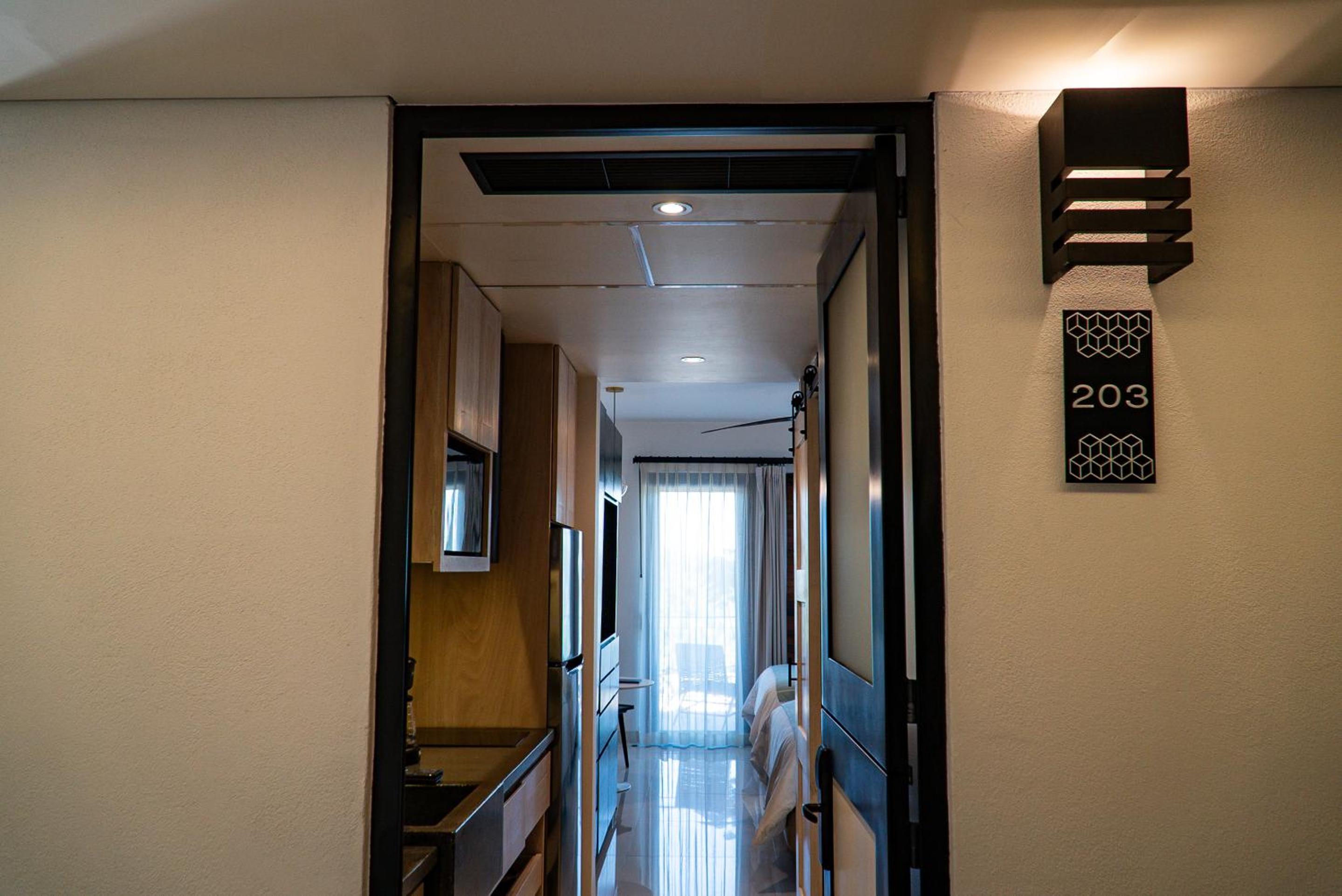 Deluxe Room - Photo 20