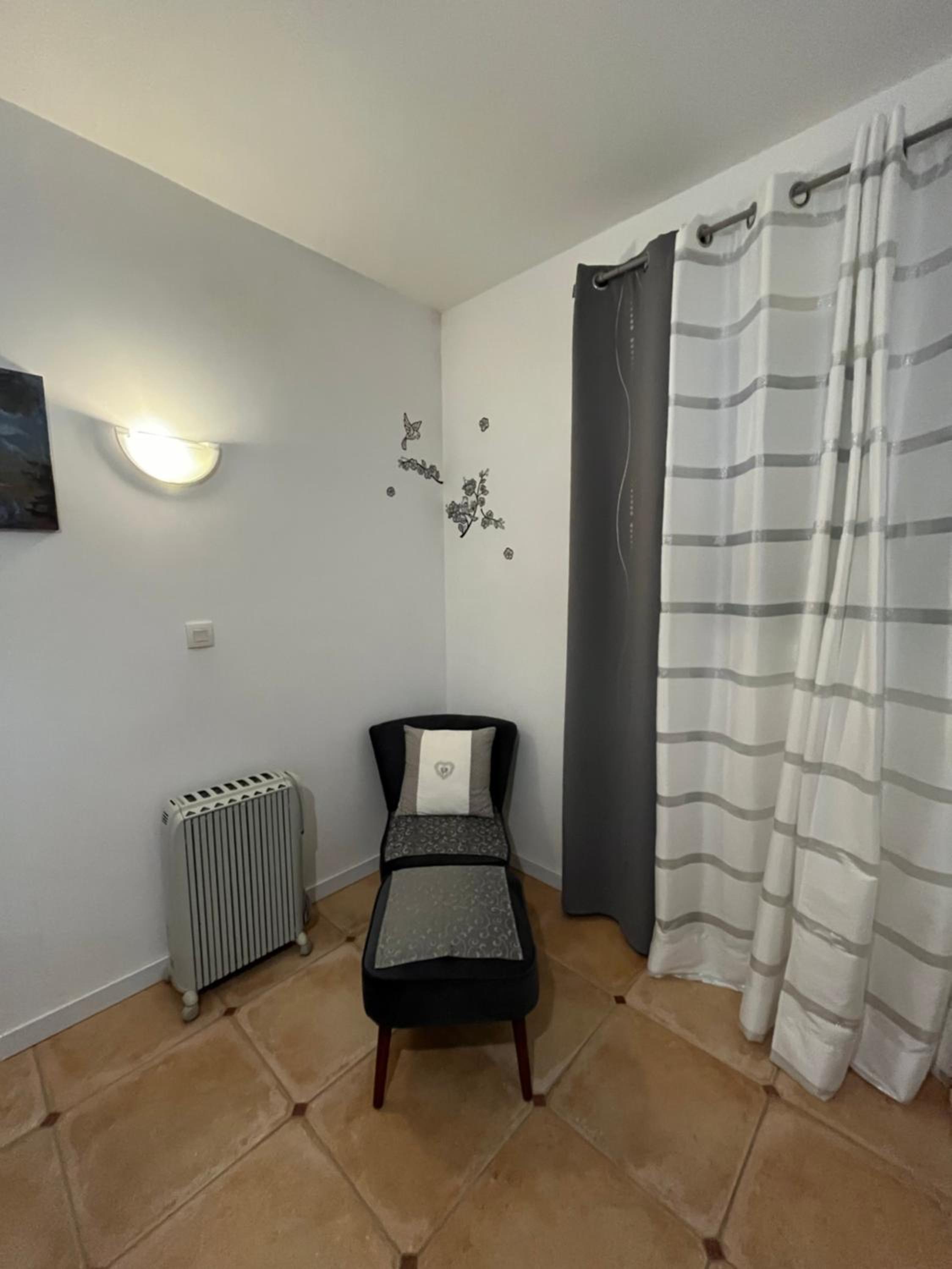 Family Room - Photo 4