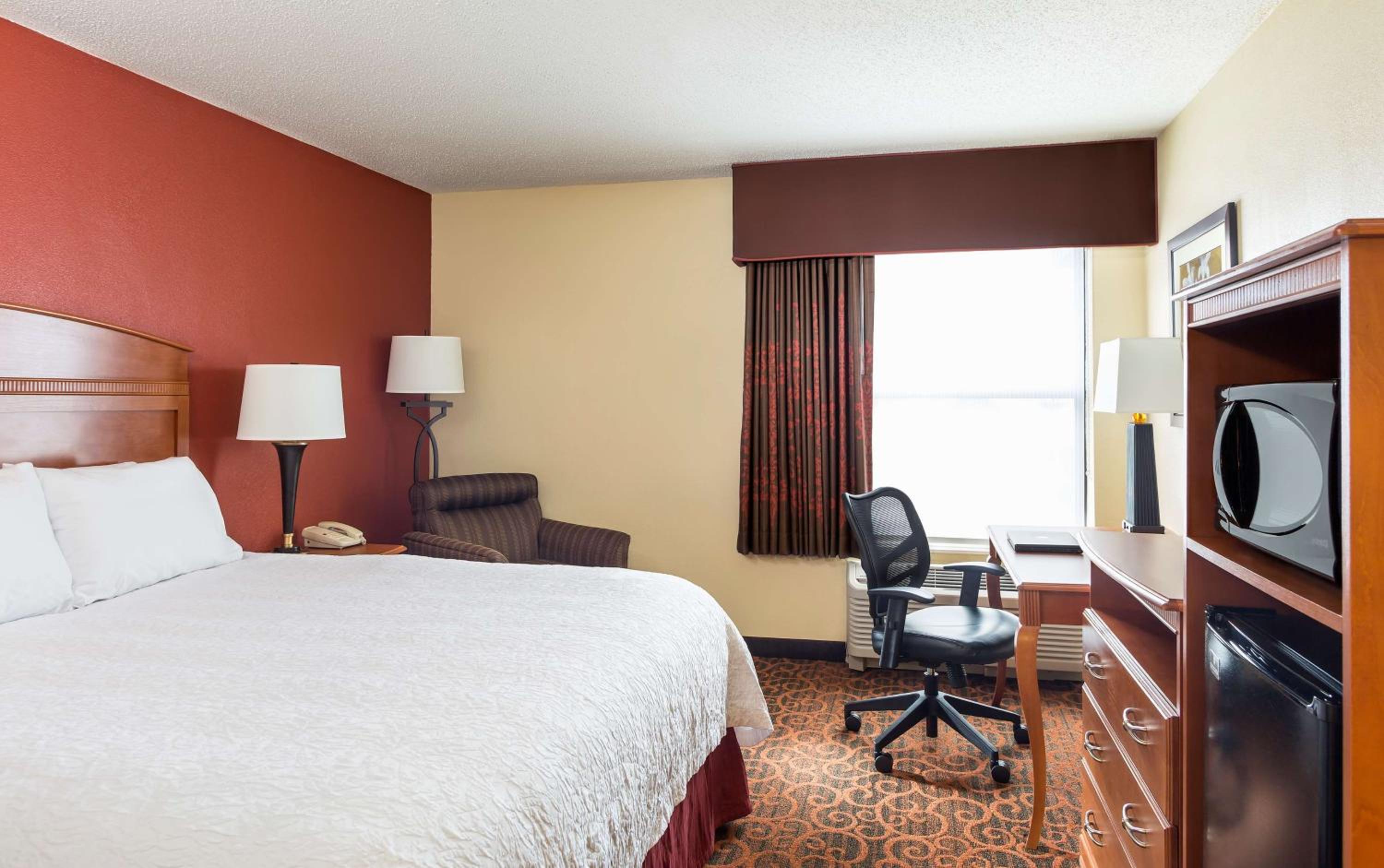 King Room with King Bed - Non-Smoking - Photo 4