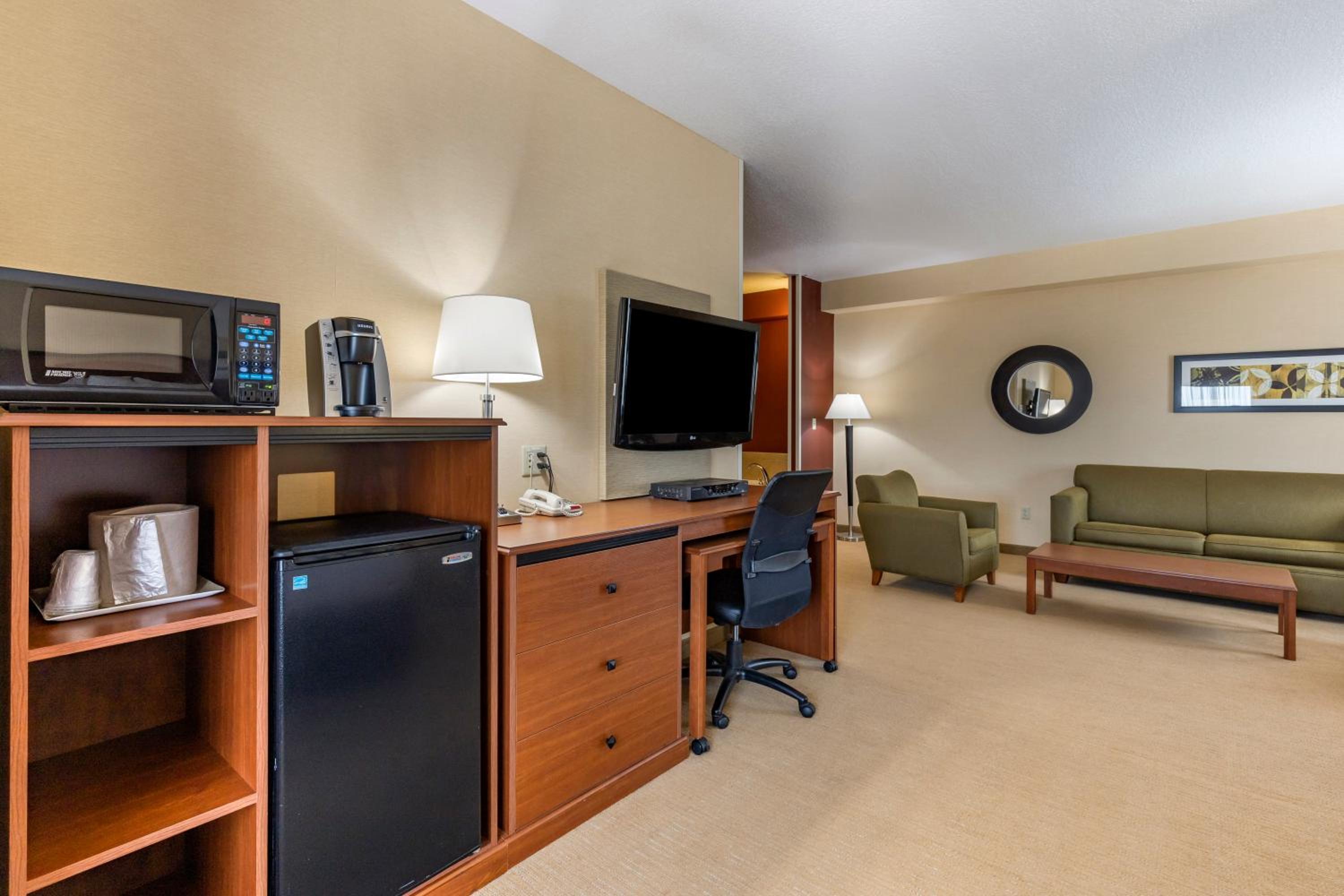 King Suite with Sofa Bed - Non-Smoking - Photo 2