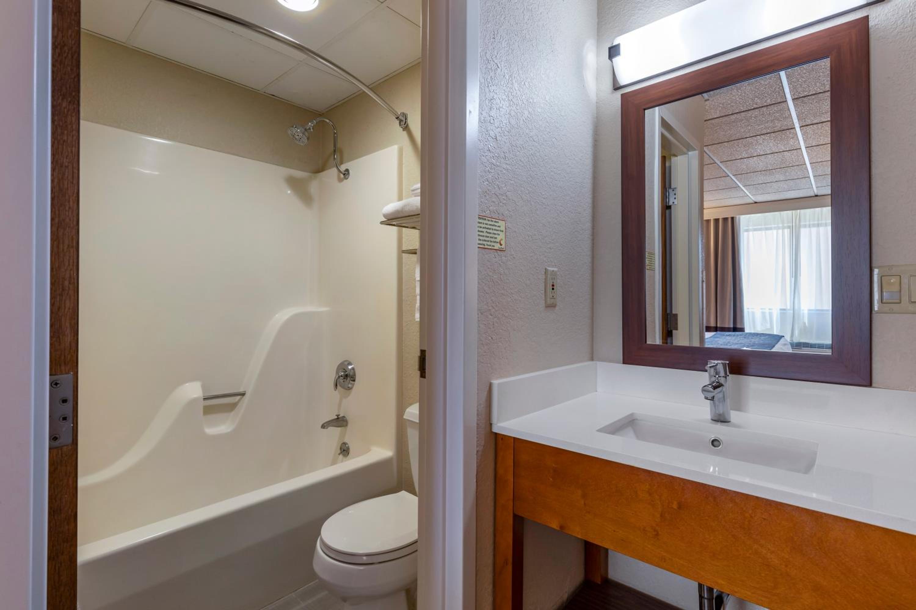 King Room - Non-Smoking - Photo 3