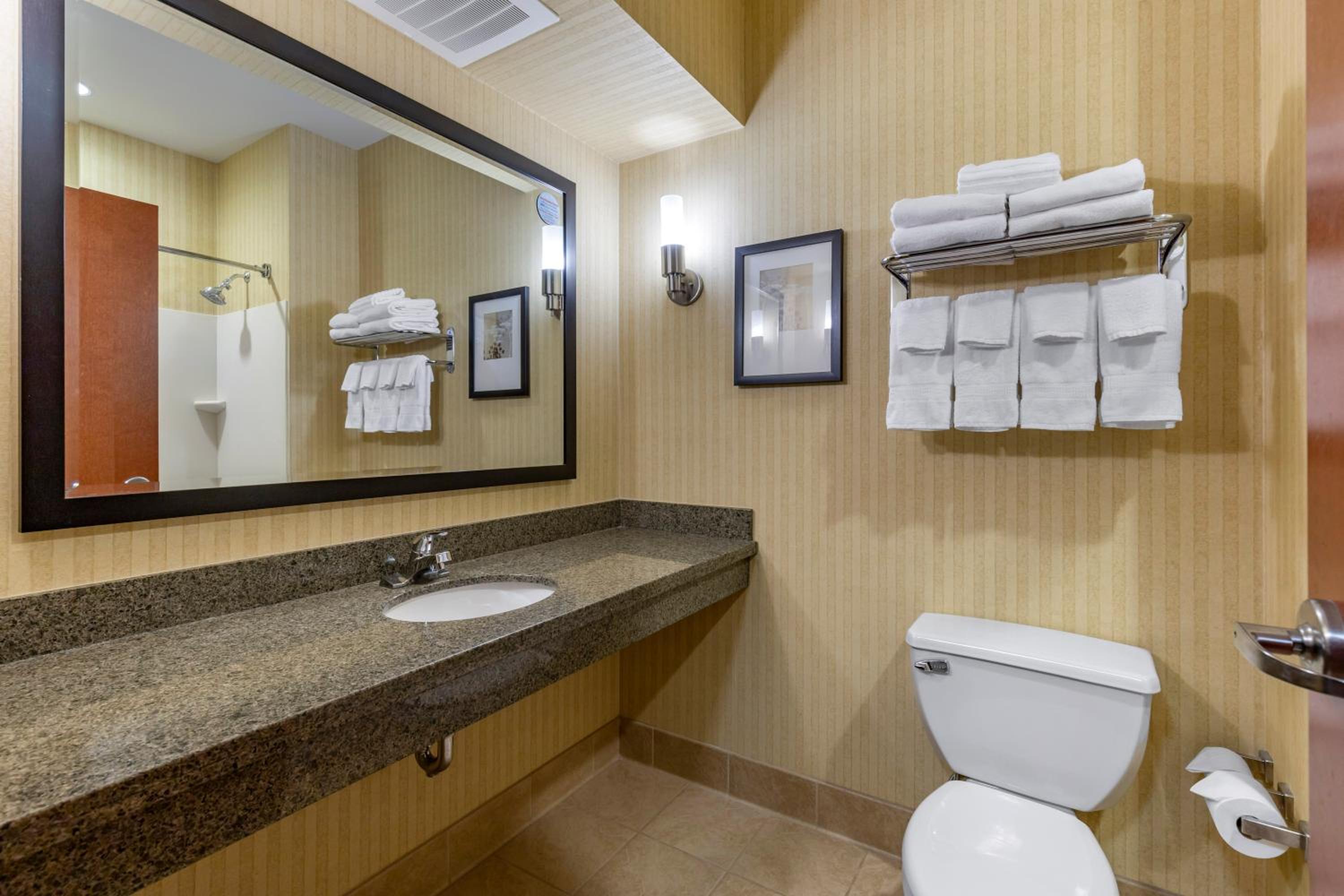 Queen Room with Two Queen Beds - Non Smoking/Pet Friendly - Photo 3