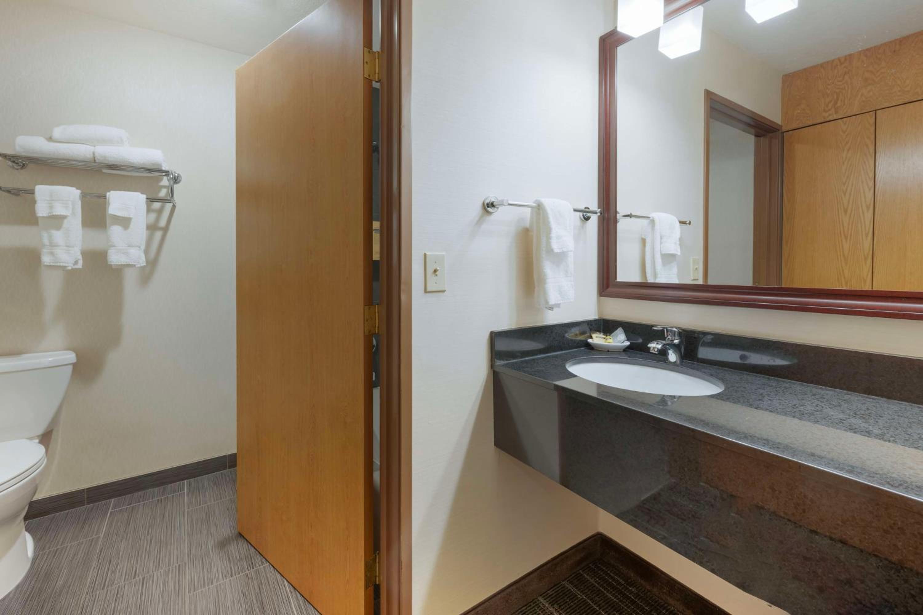 One-Bedroom Queen Suite with Two Queen Beds - Non-smoking - Photo 5