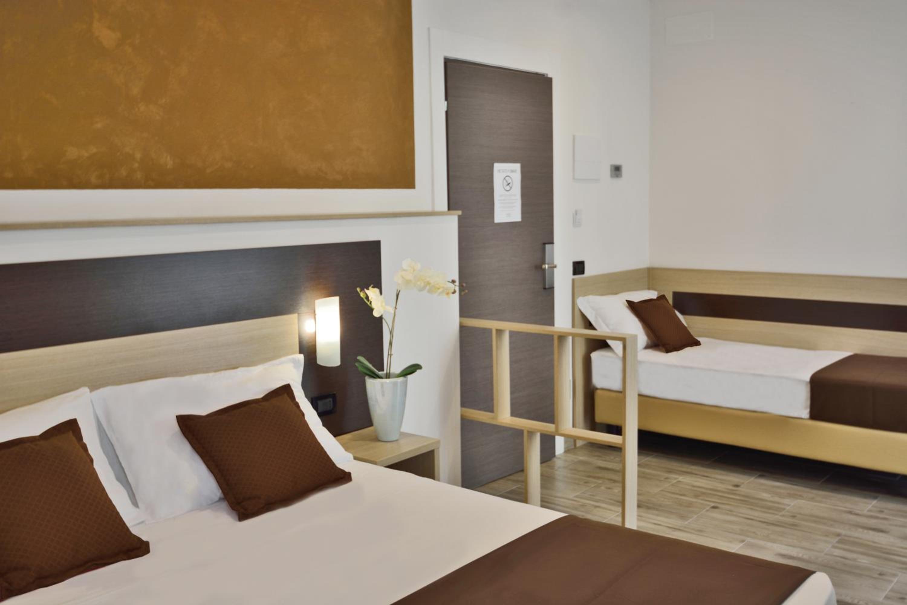 Junior Suite with Balcony thumbnail 6