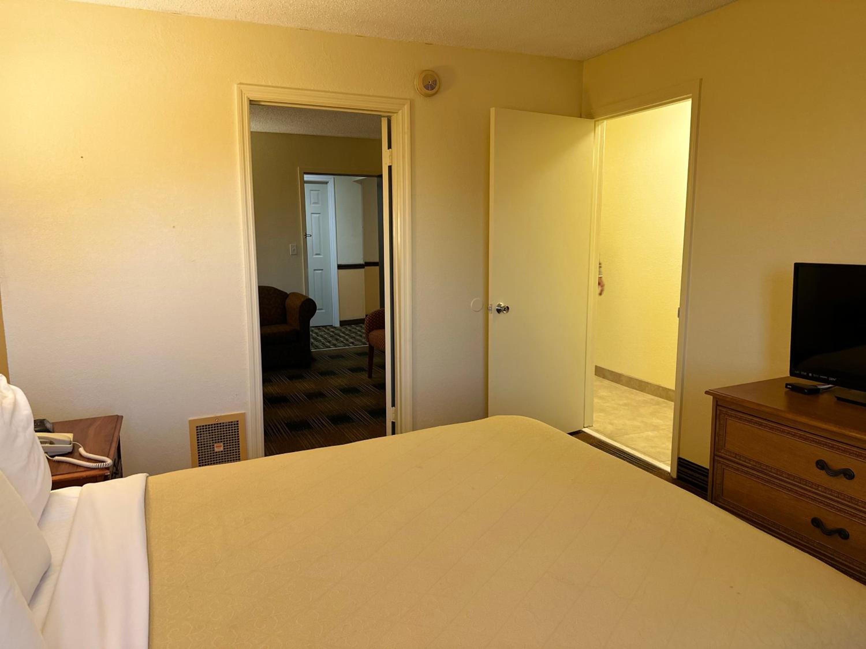 Deluxe Queen Suite photo 2