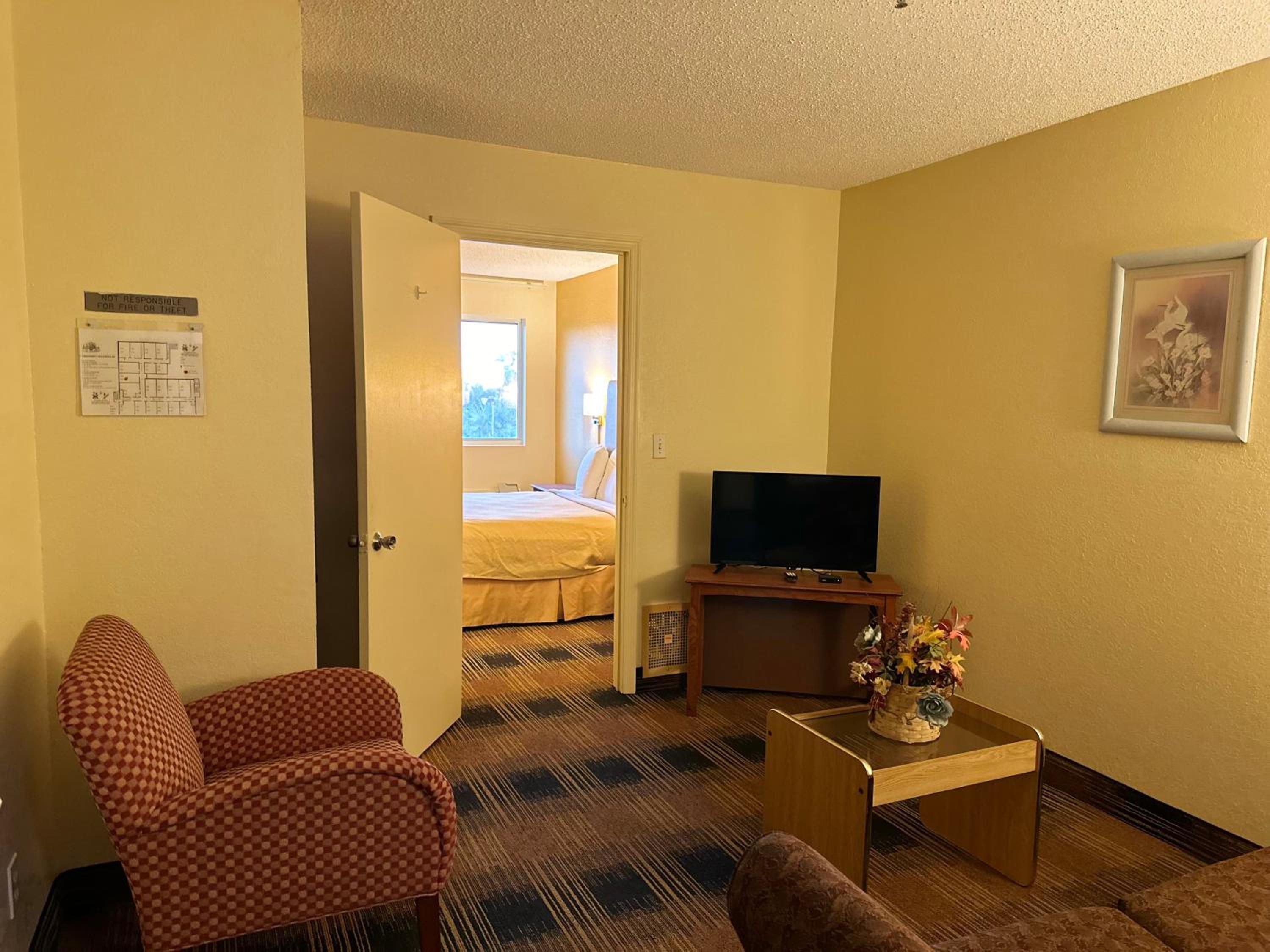 Deluxe Queen Suite photo 3
