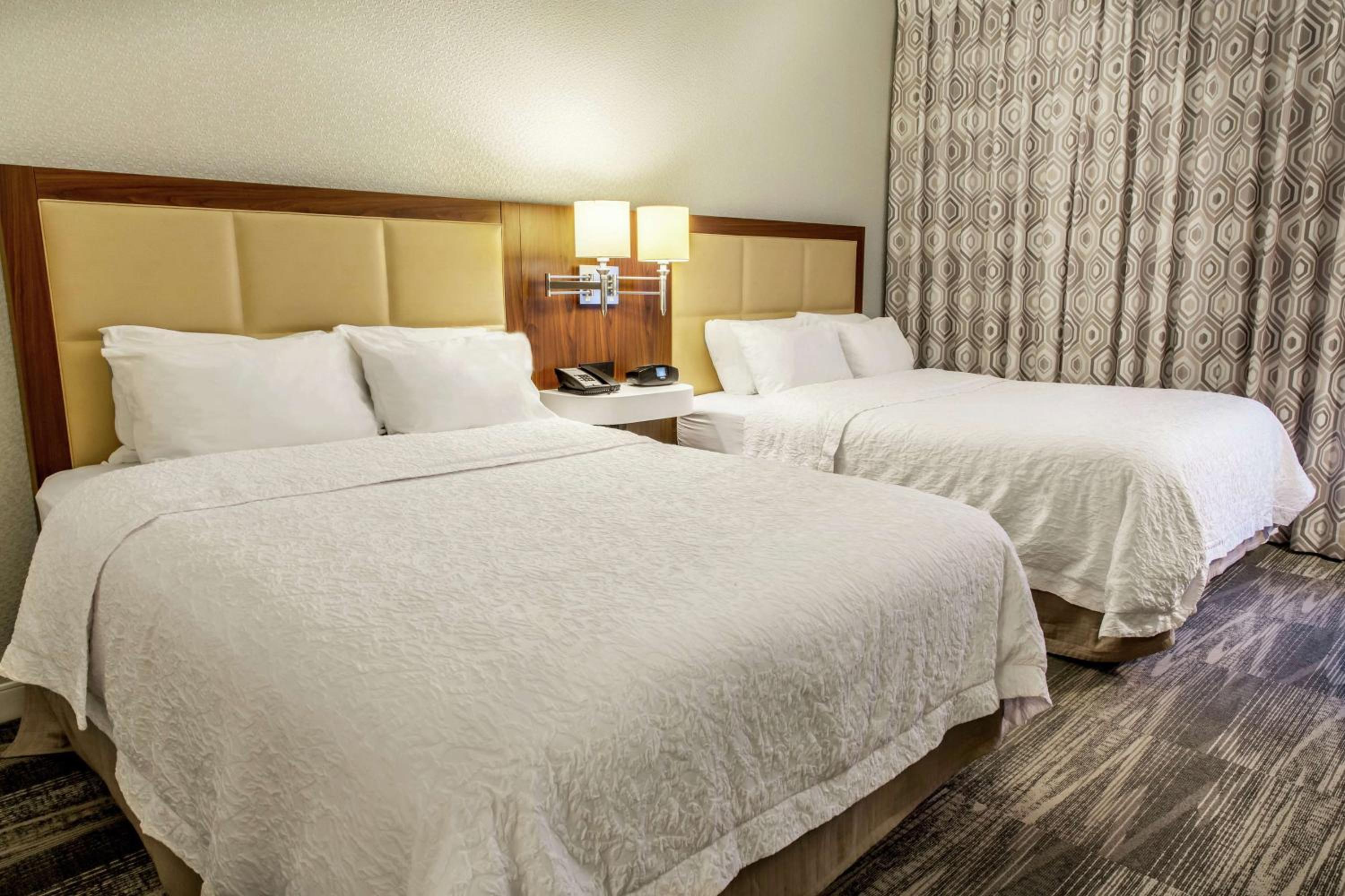Room with Two Queen Beds - Non-Smoking - Photo 3