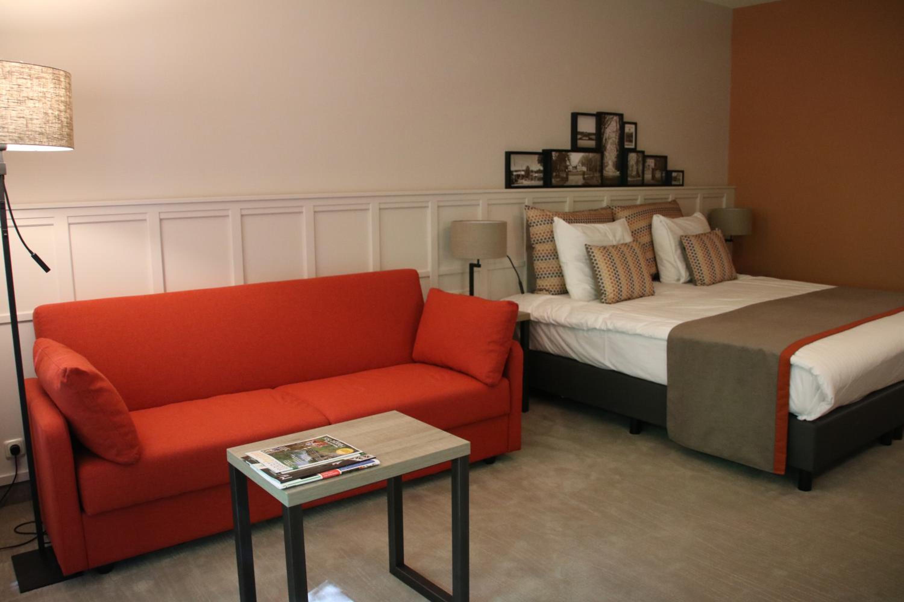 Superior Family Room - Photo 3