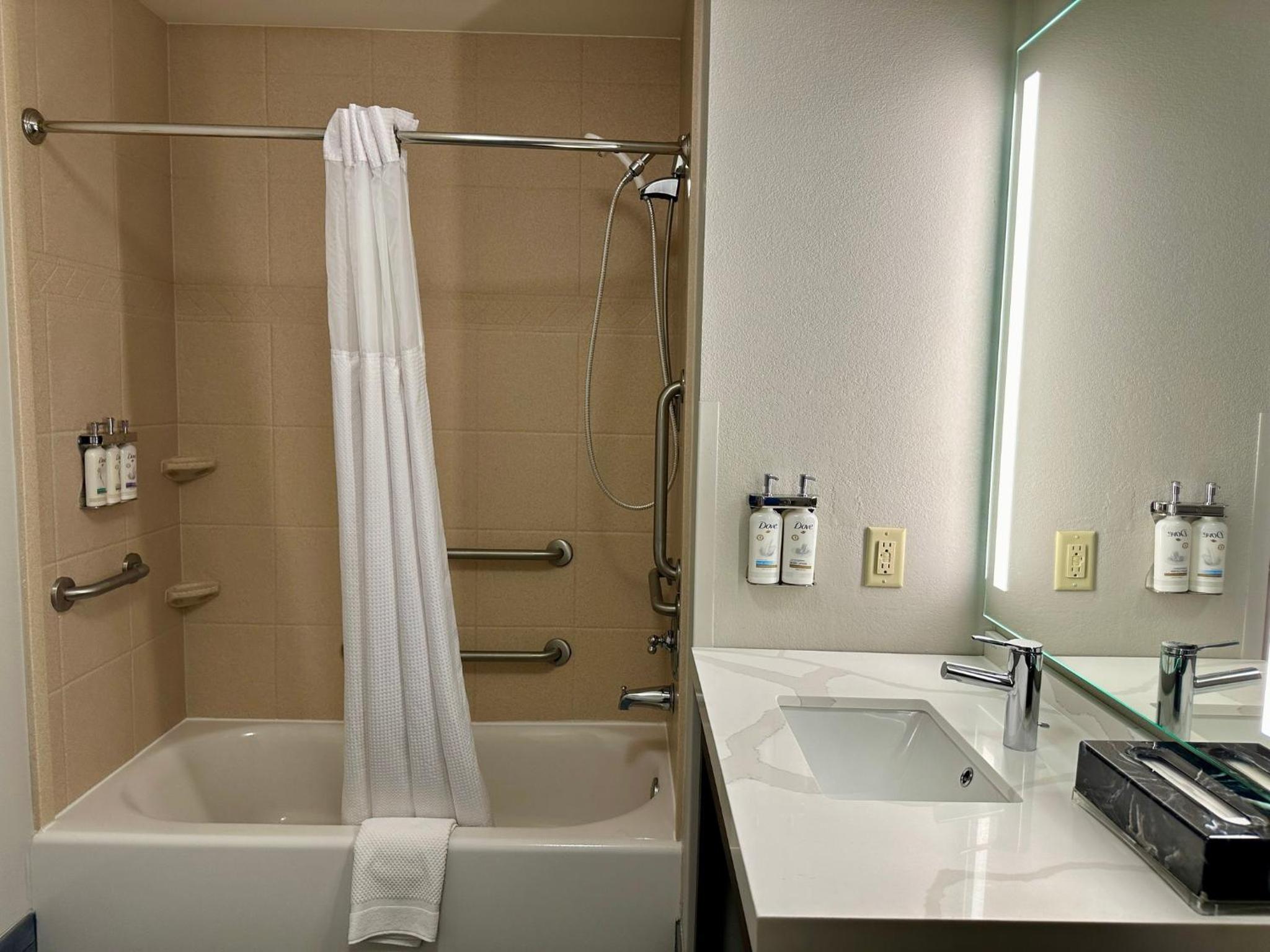 Double Room with Two Double Beds - Hearing Mobility Access with Tub - Non-Smoking - Photo 3