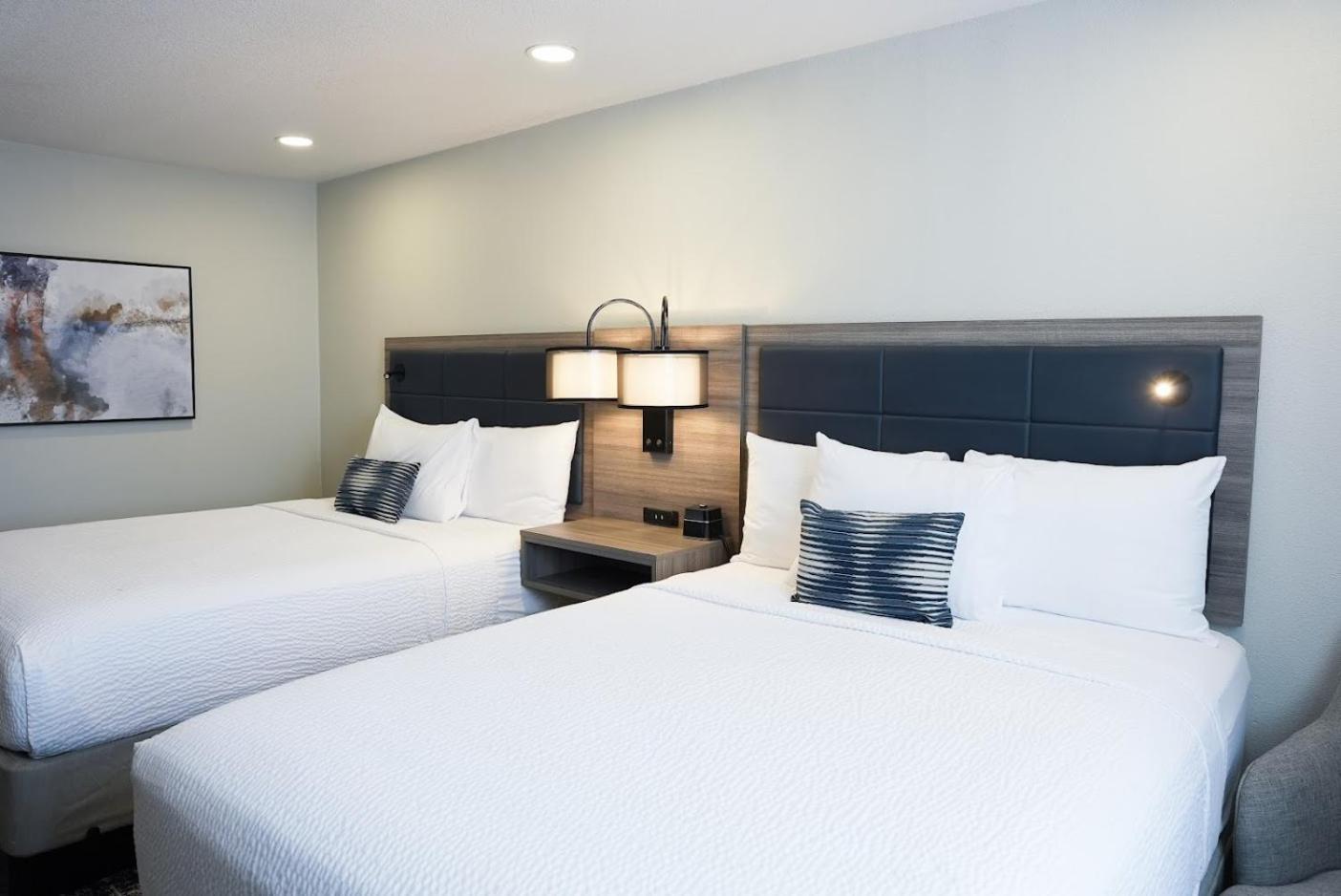 Queen Room with Two Queen Beds - Non-Smoking - Photo 2