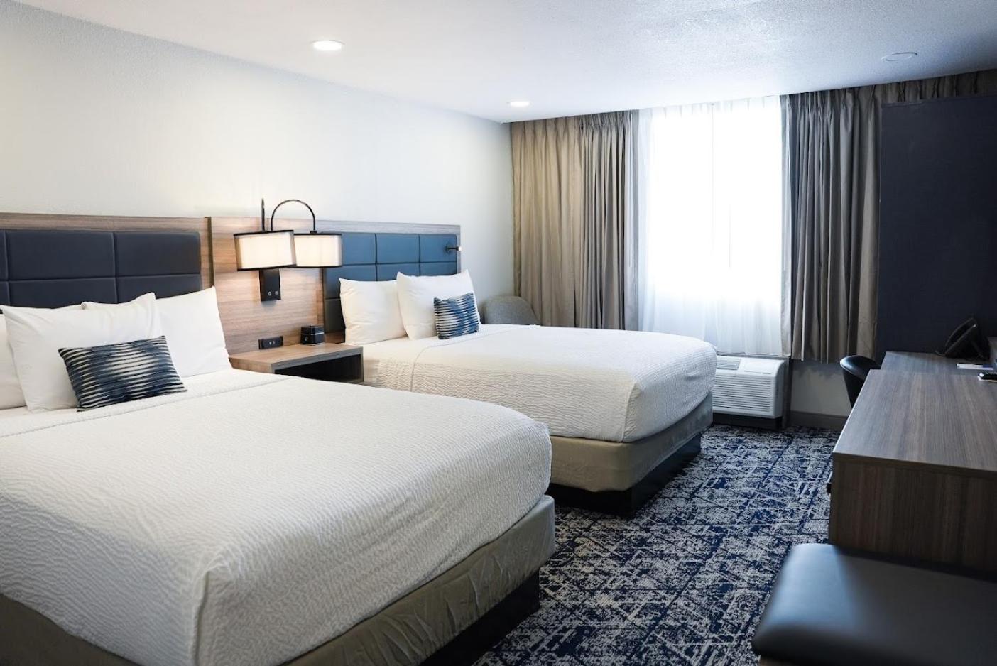 Queen Room with Two Queen Beds - Non-Smoking - Photo 6