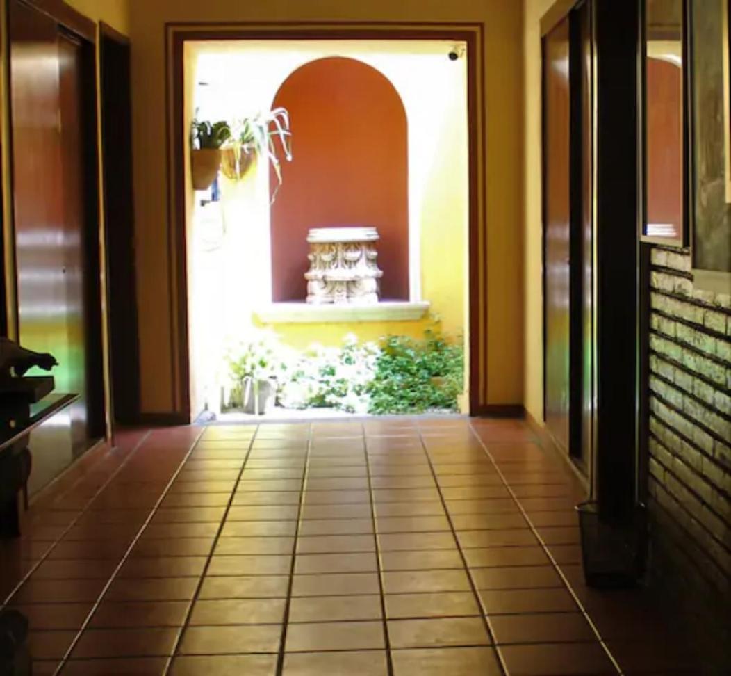 Six-Bedroom House photo 3