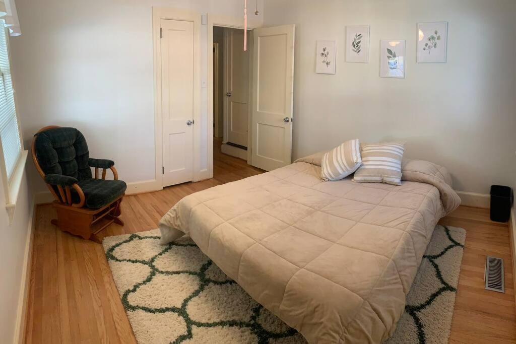 Three-Bedroom House photo 3