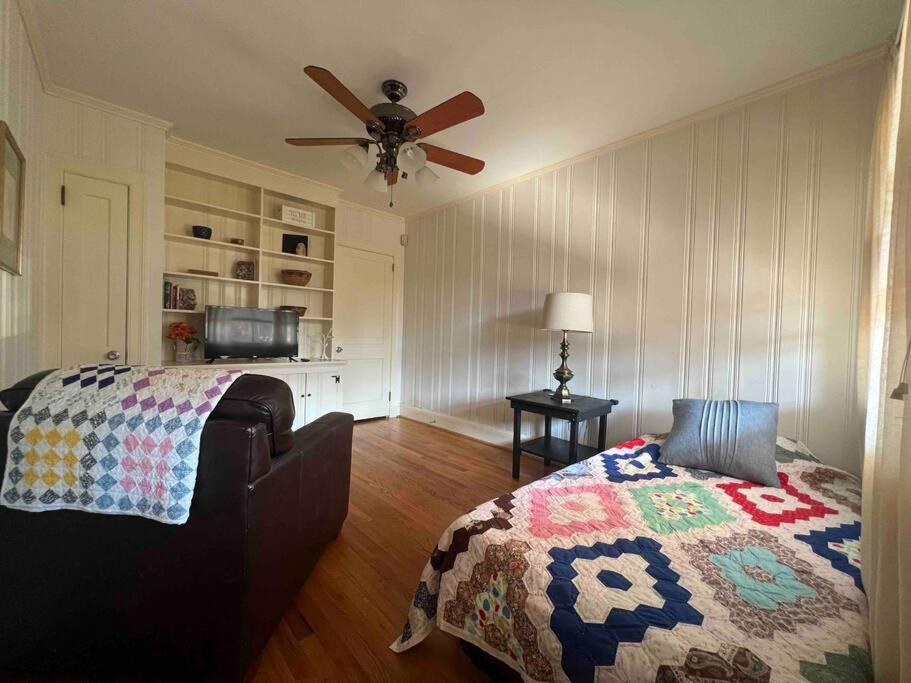 Three-Bedroom House photo 2