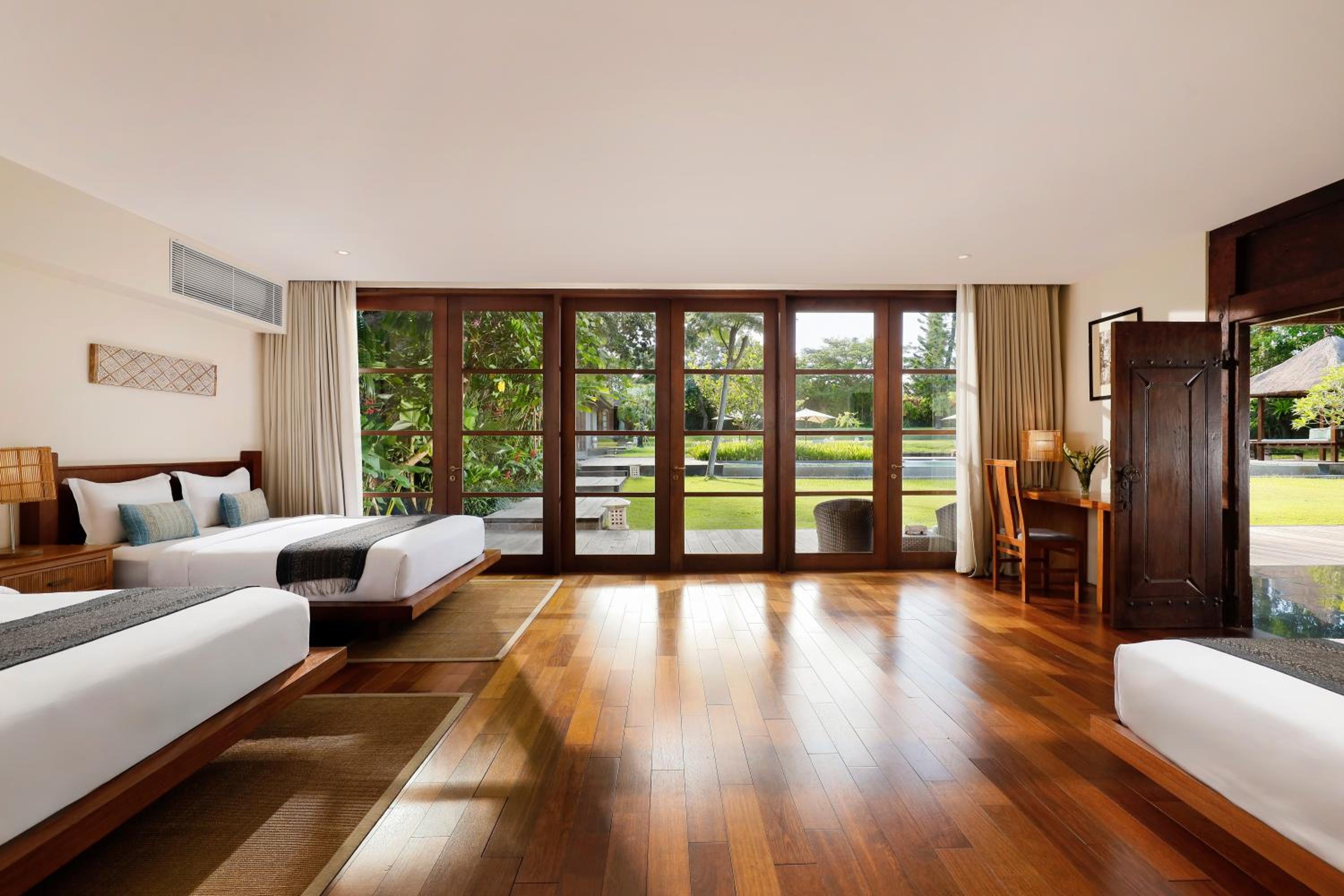 Seven-Bedroom Villa with Private Pool  photo 1