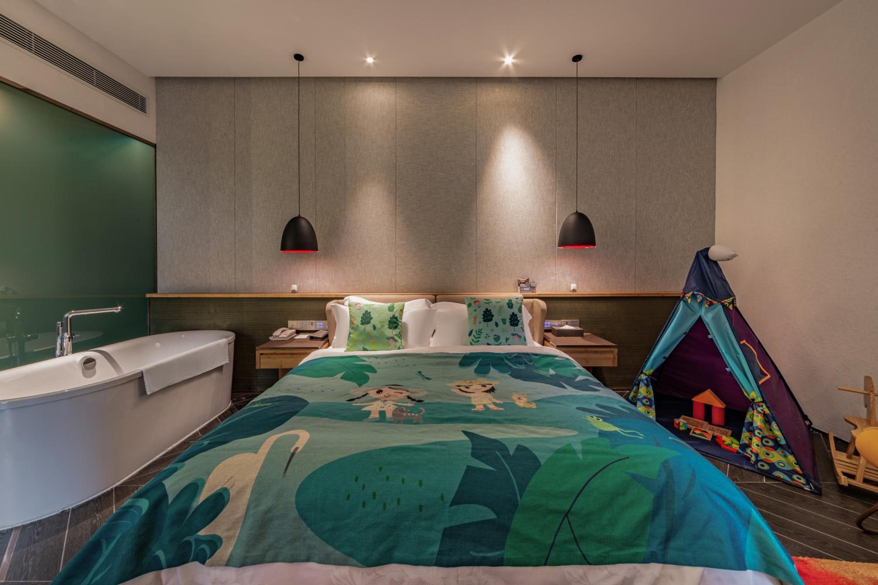 Deluxe Queen Suite