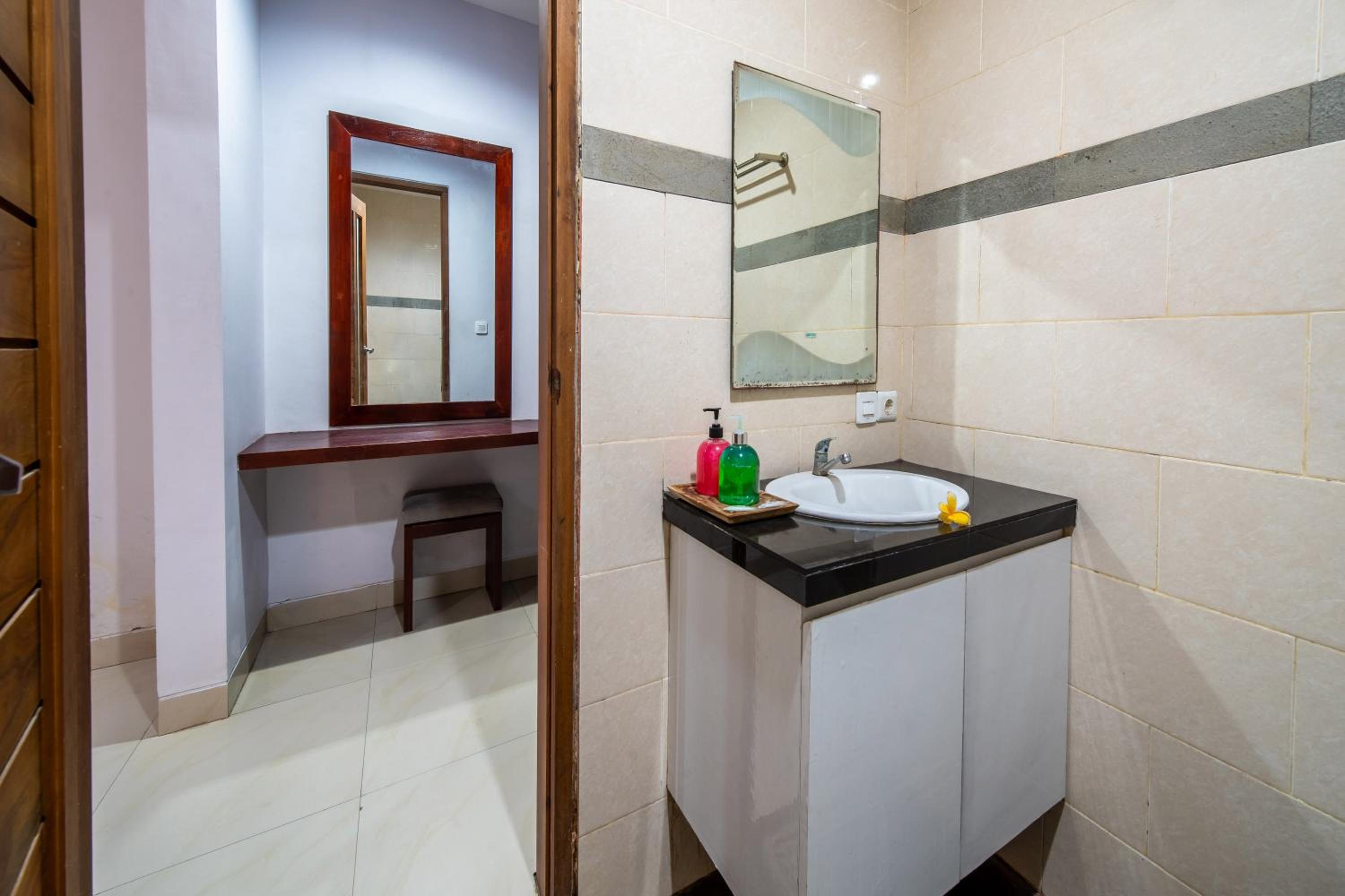 Deluxe Room with Pool Access photo 2