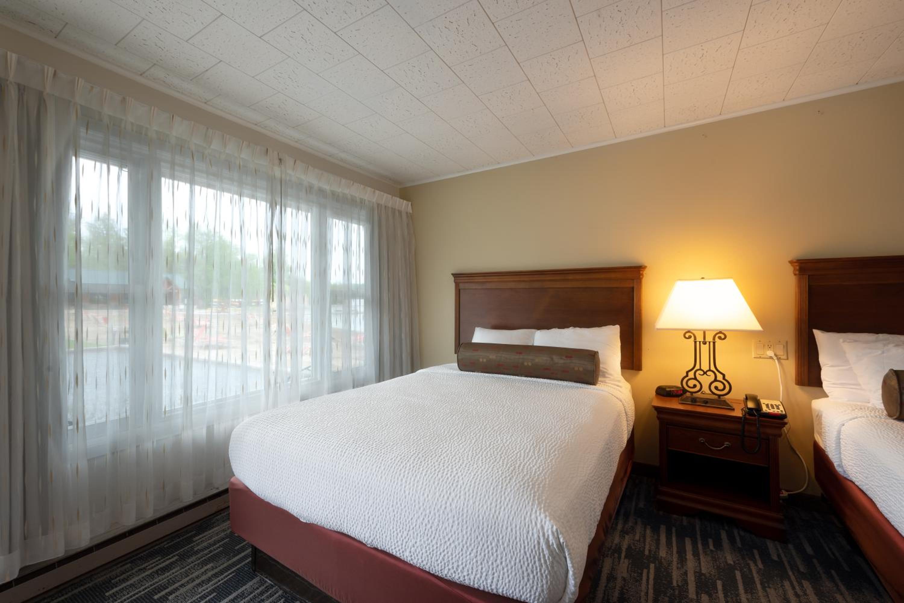 Lakeside with Two Queen Beds Front of the Building photo 3