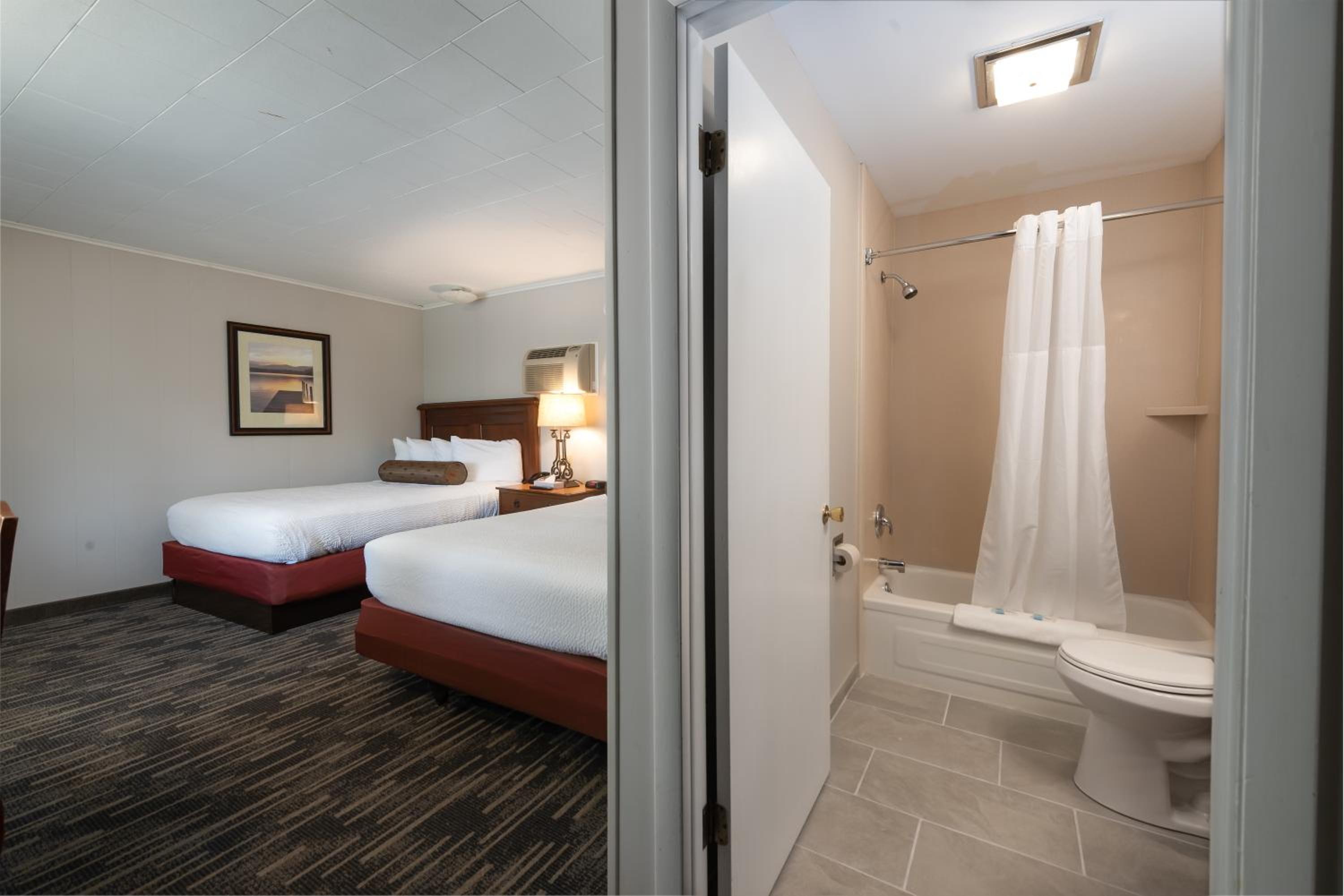 Center Room with Two Queen Beds photo 2